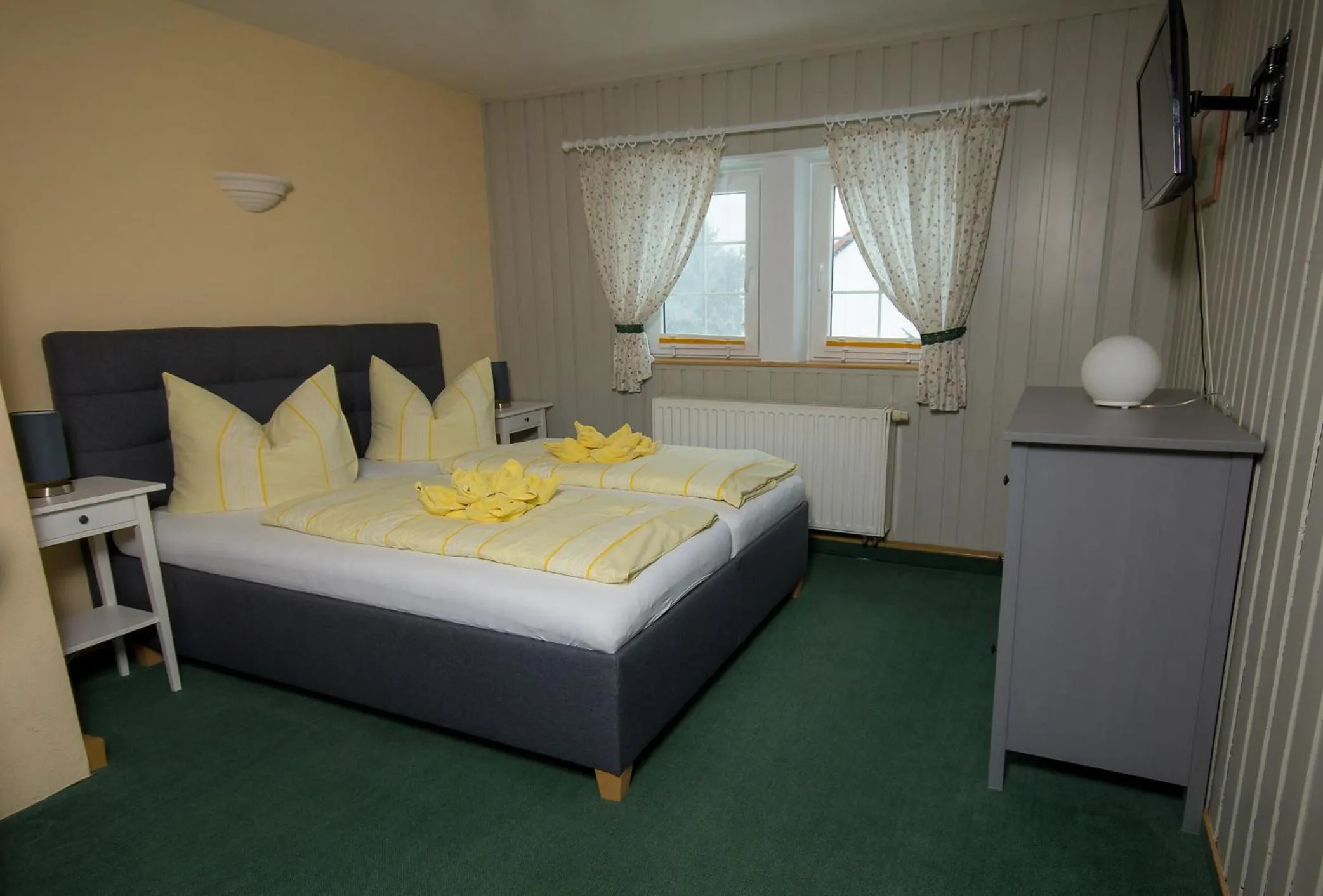 Photo of the whole room, Bed in Pension Immergrün