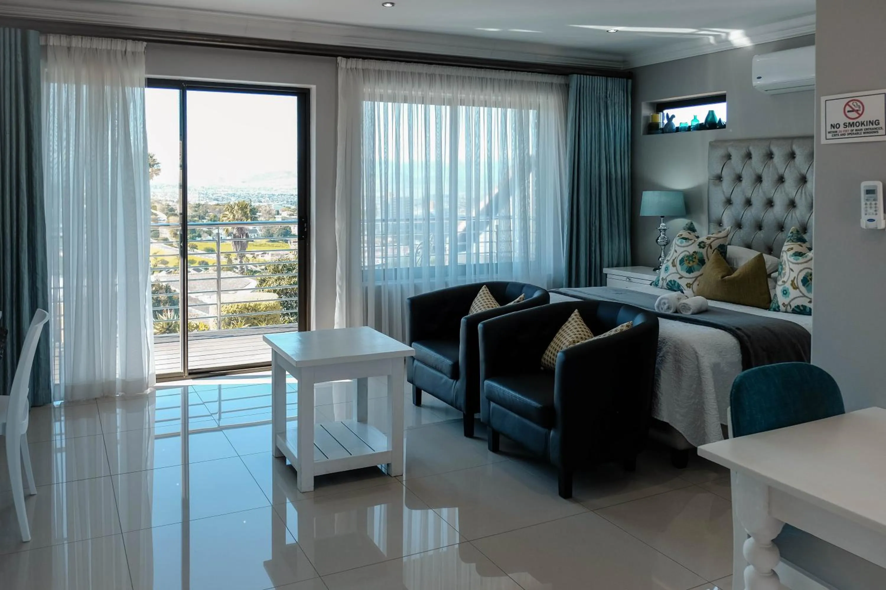 Queen Room with Balcony in Hilltop Guesthouse