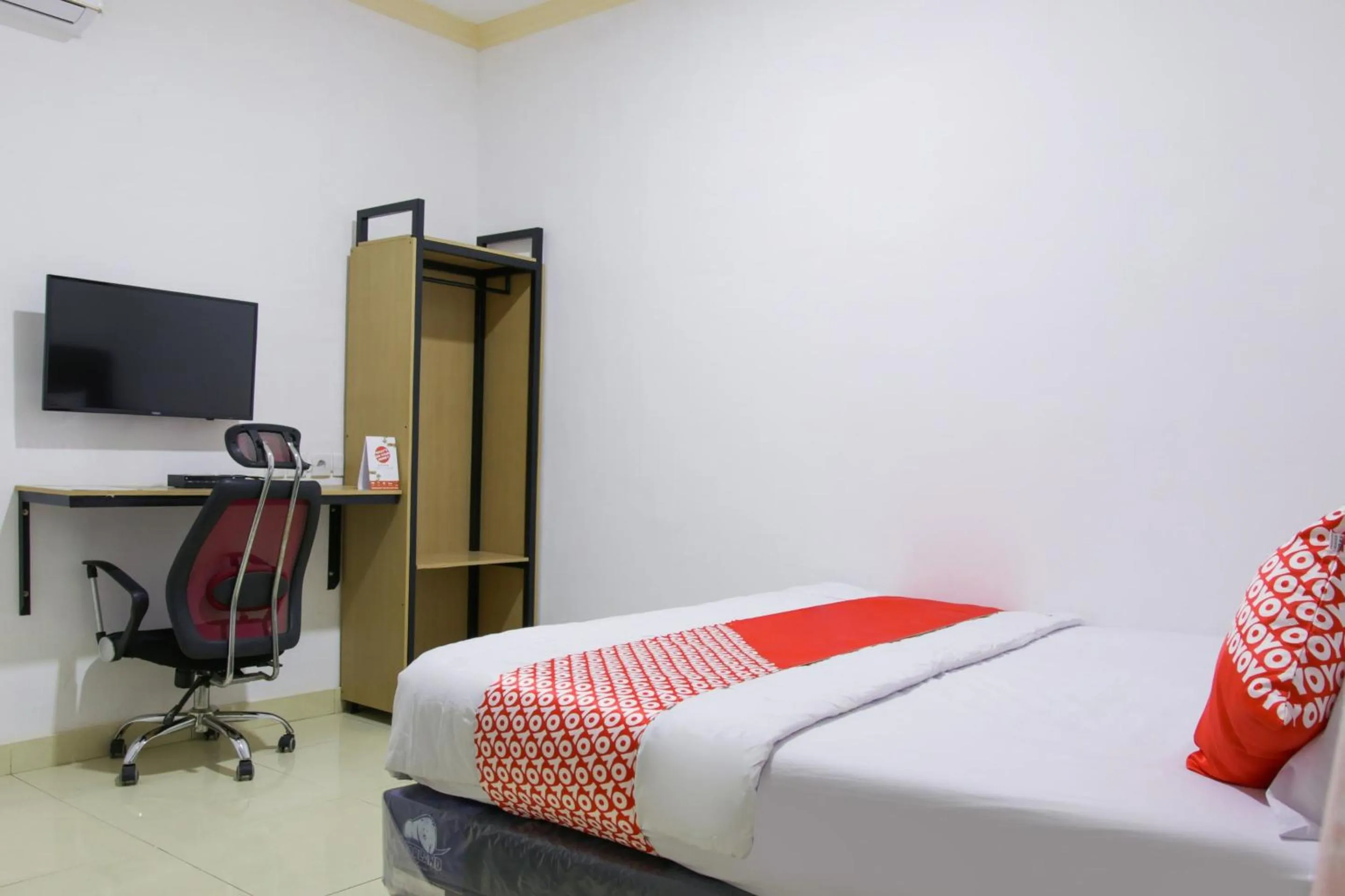 Bedroom, Bed in Hotel O Pa Baeng Baeng Near Rumah Sakit Faisal Formerly Guest House Cahaya 7296