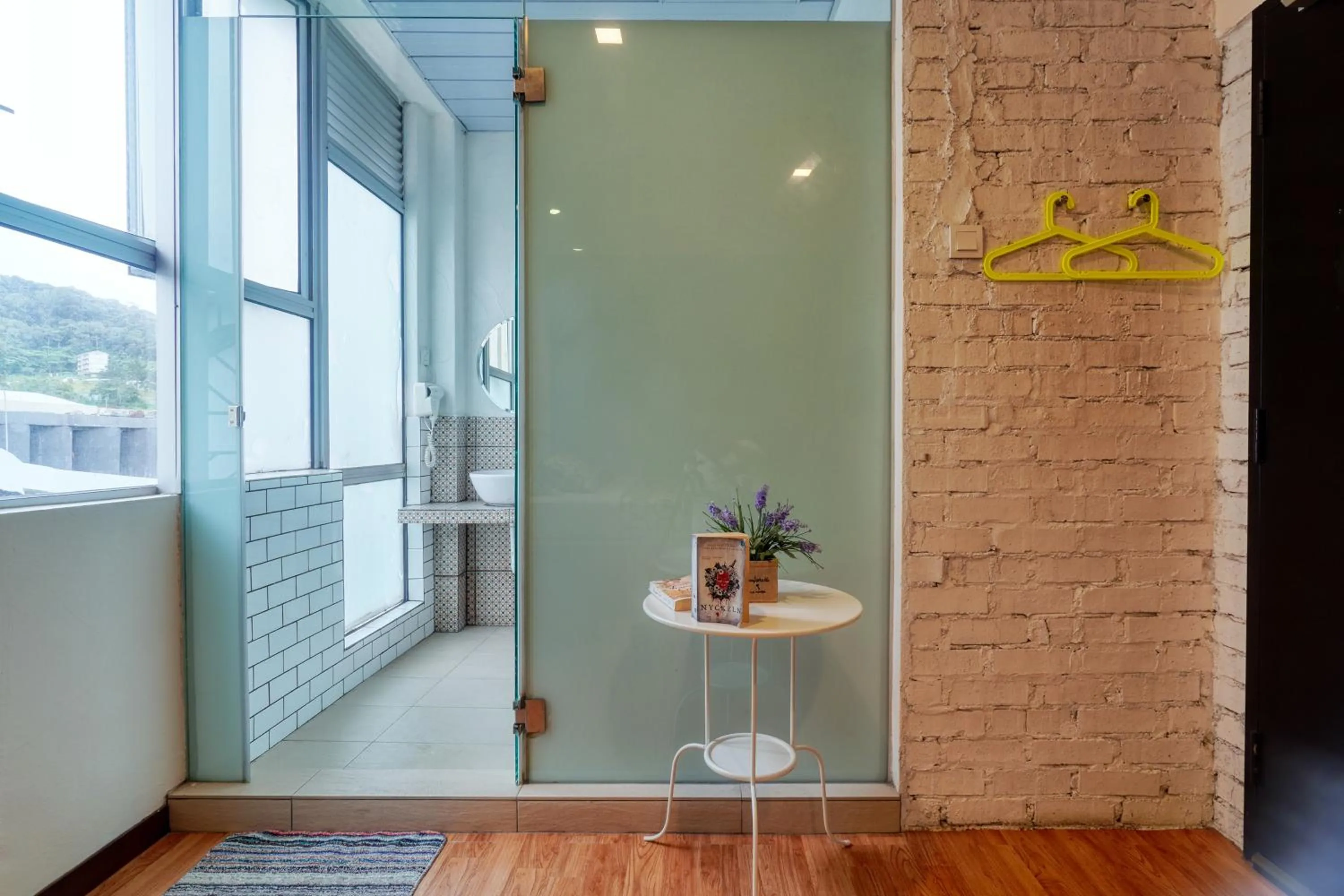 Bathroom in Snooze TOO