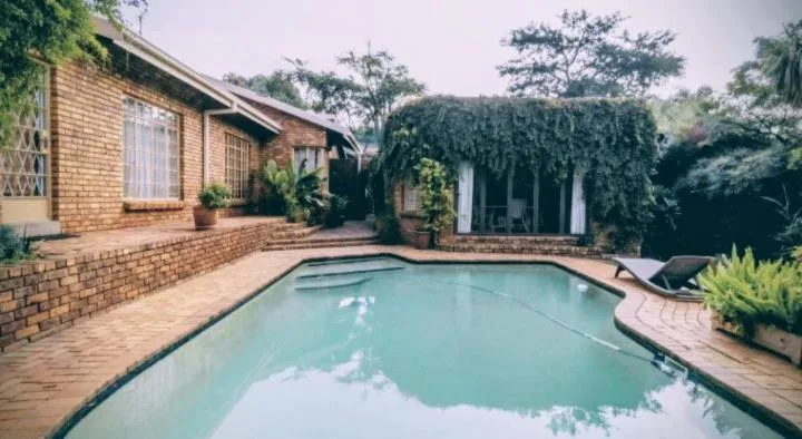 Swimming pool in Feather Tree Bed and Breakfast