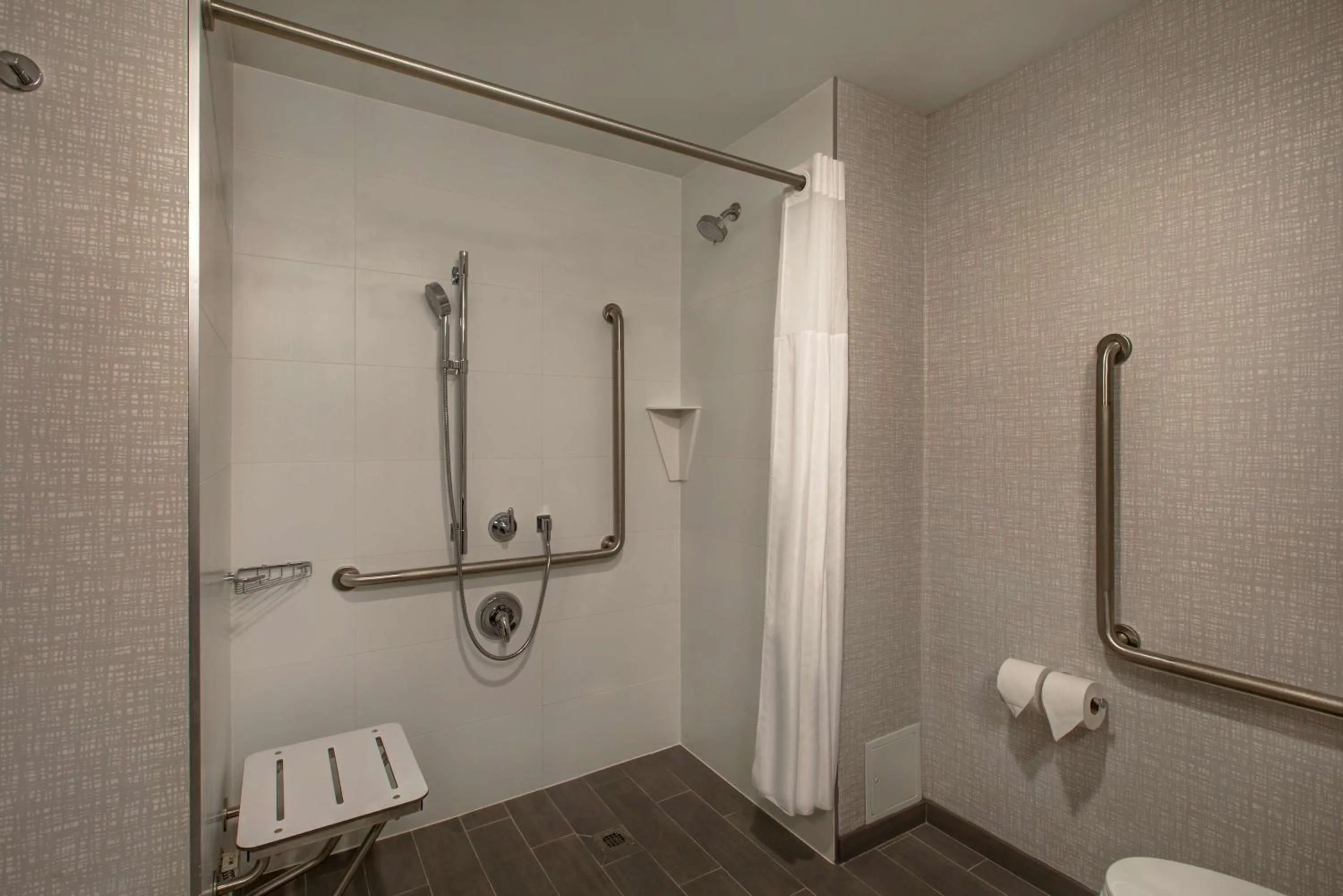 Bathroom in Hampton Inn Brockville, On