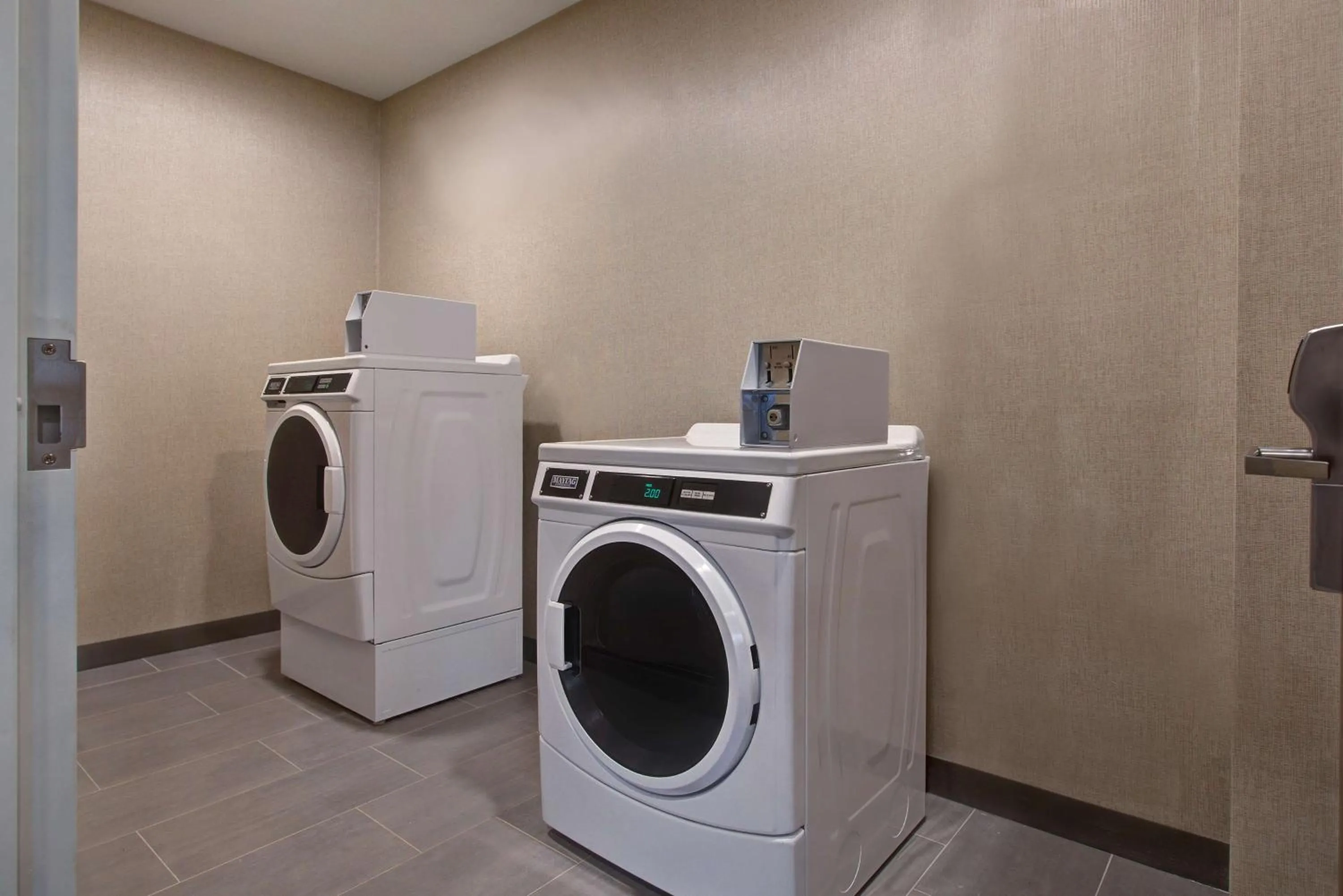 Property building in Hampton Inn Brockville, On