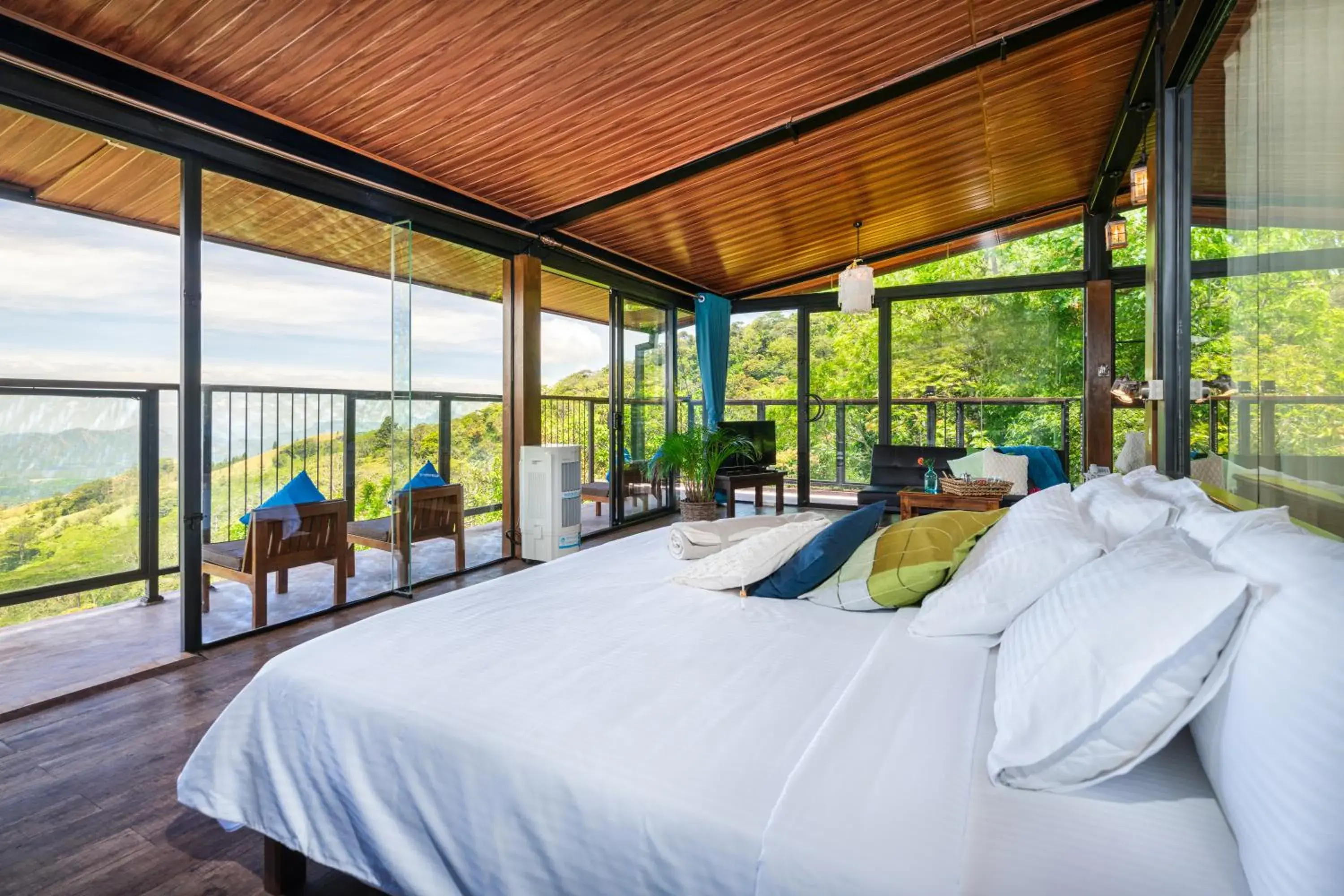 Photo of the whole room, Bed in The Riverston Grand Photo of the whole room, Bed in The Riverston Grand