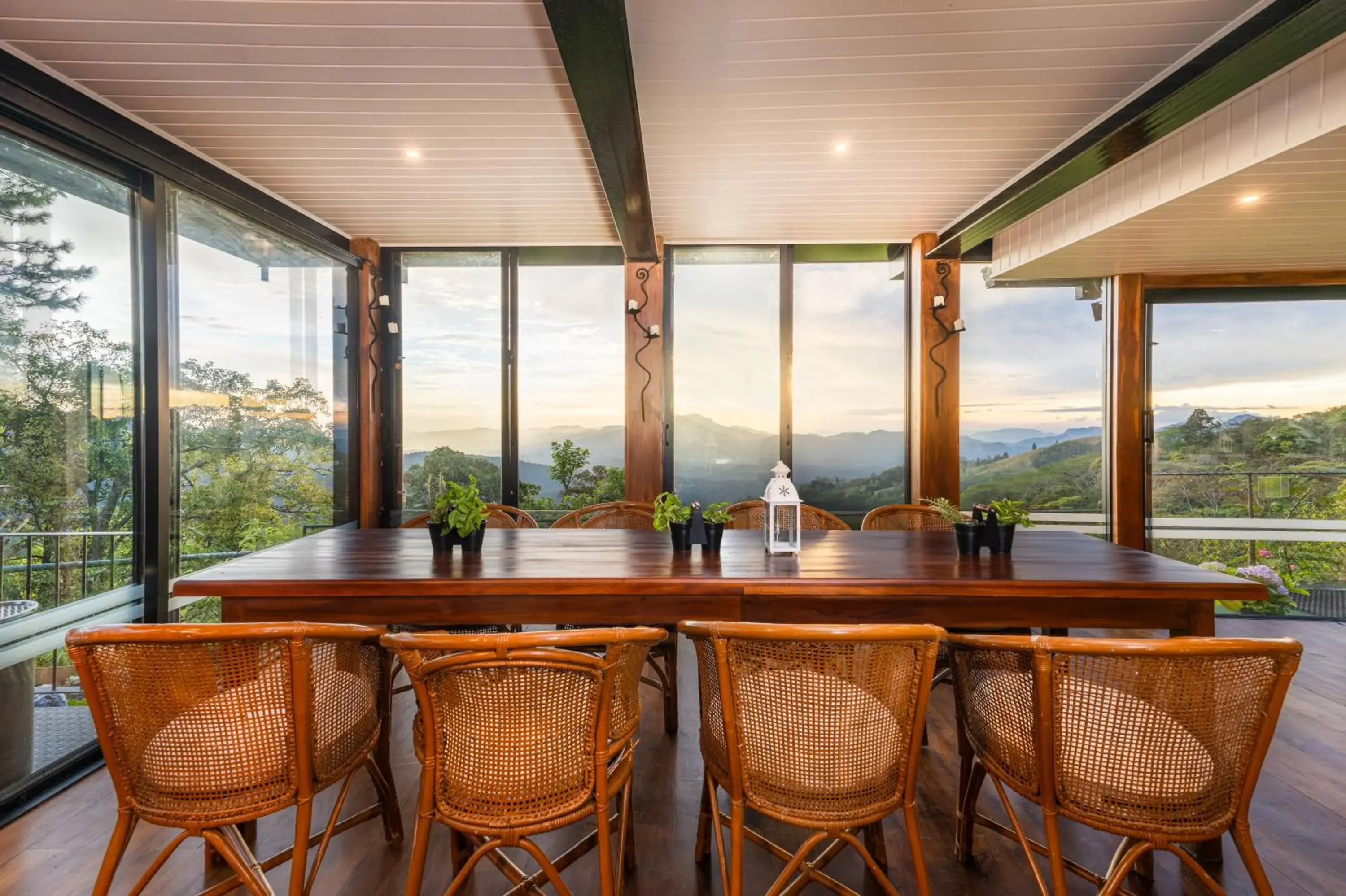 Restaurant/places to eat in The Riverston Grand Restaurant/places to eat in The Riverston Grand