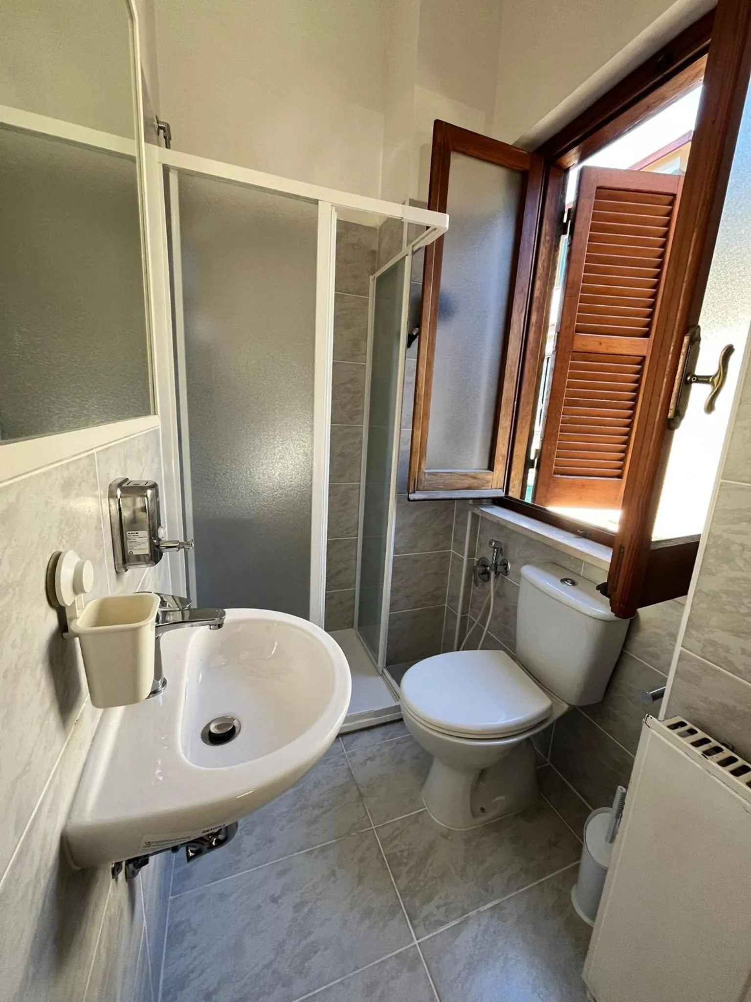 Shower in Domus Getsemani