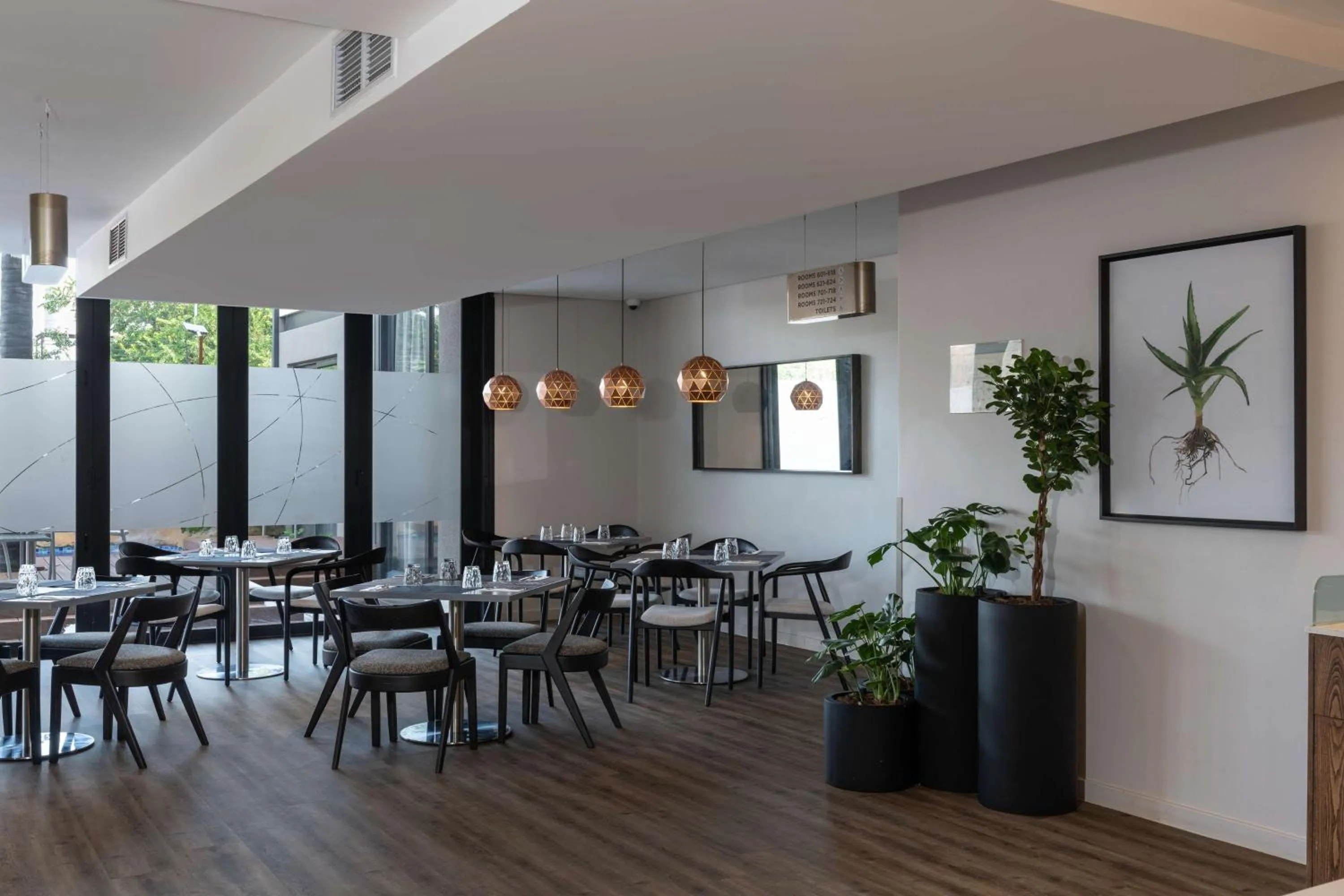 Restaurant/places to eat in Radisson Hotel and Convention Centre OR Tambo Airport