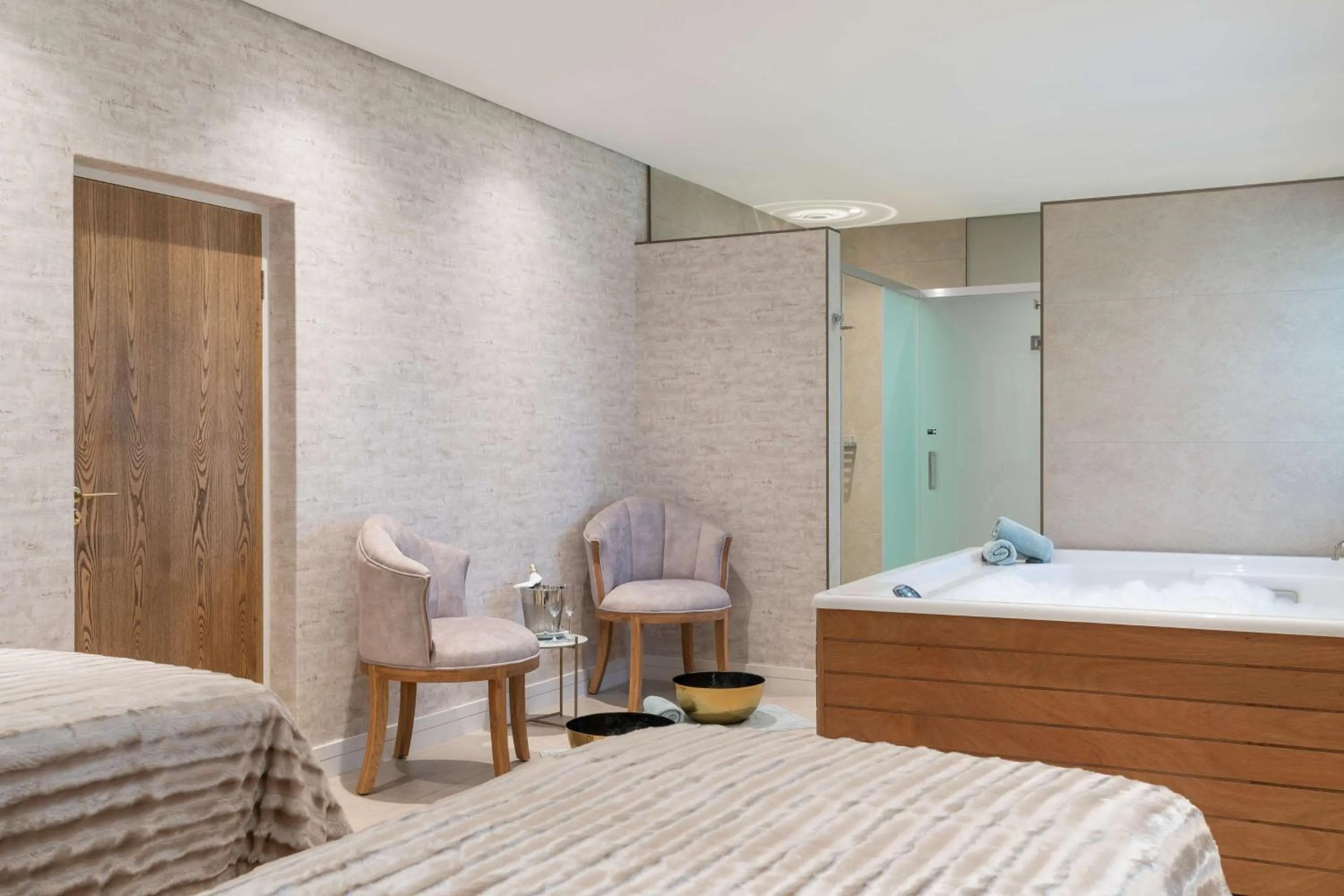 Hot Tub, Bed in Radisson Hotel and Convention Centre OR Tambo Airport