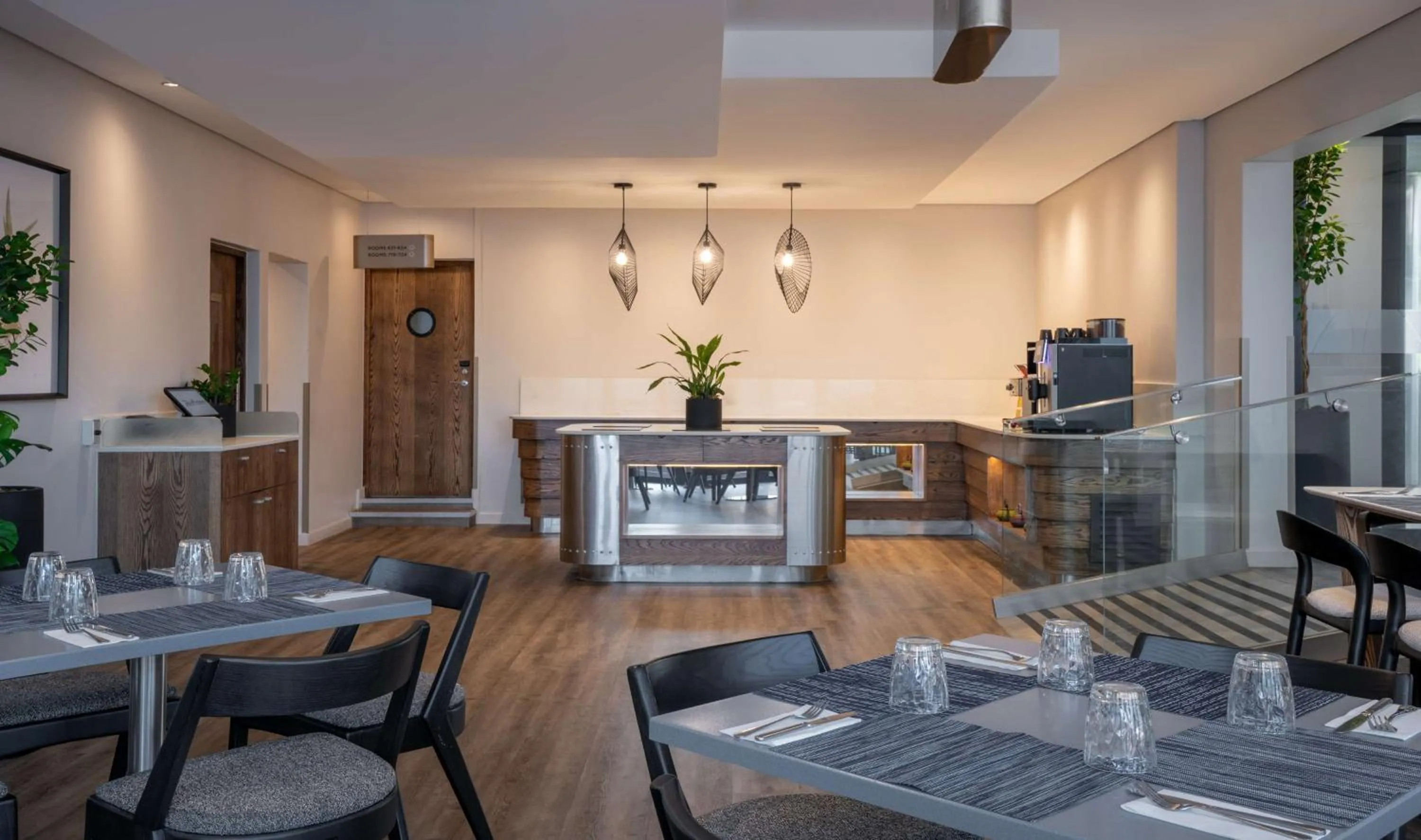 Restaurant/places to eat in Radisson Hotel and Convention Centre OR Tambo Airport