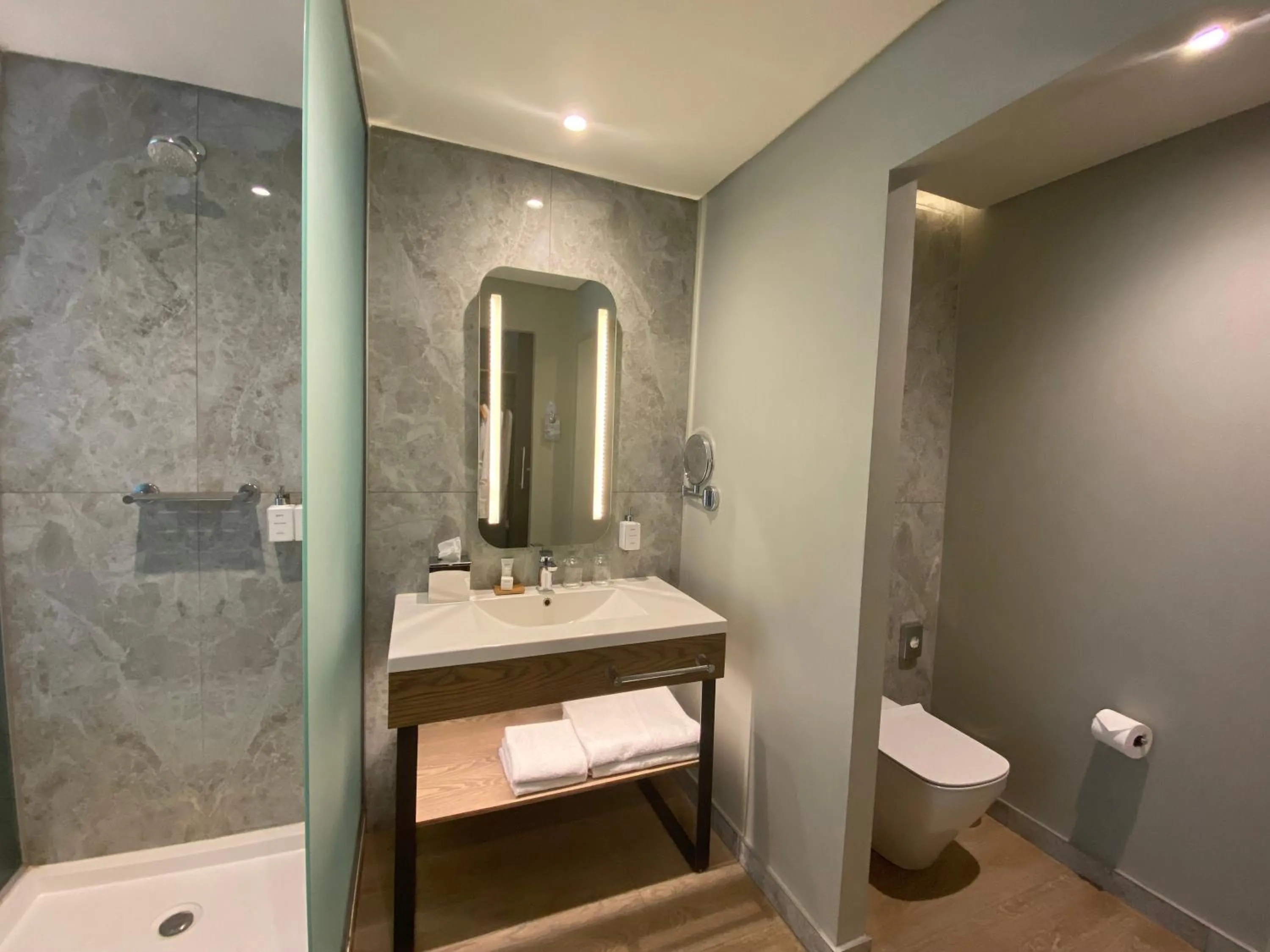 Shower in Radisson Hotel and Convention Centre OR Tambo Airport