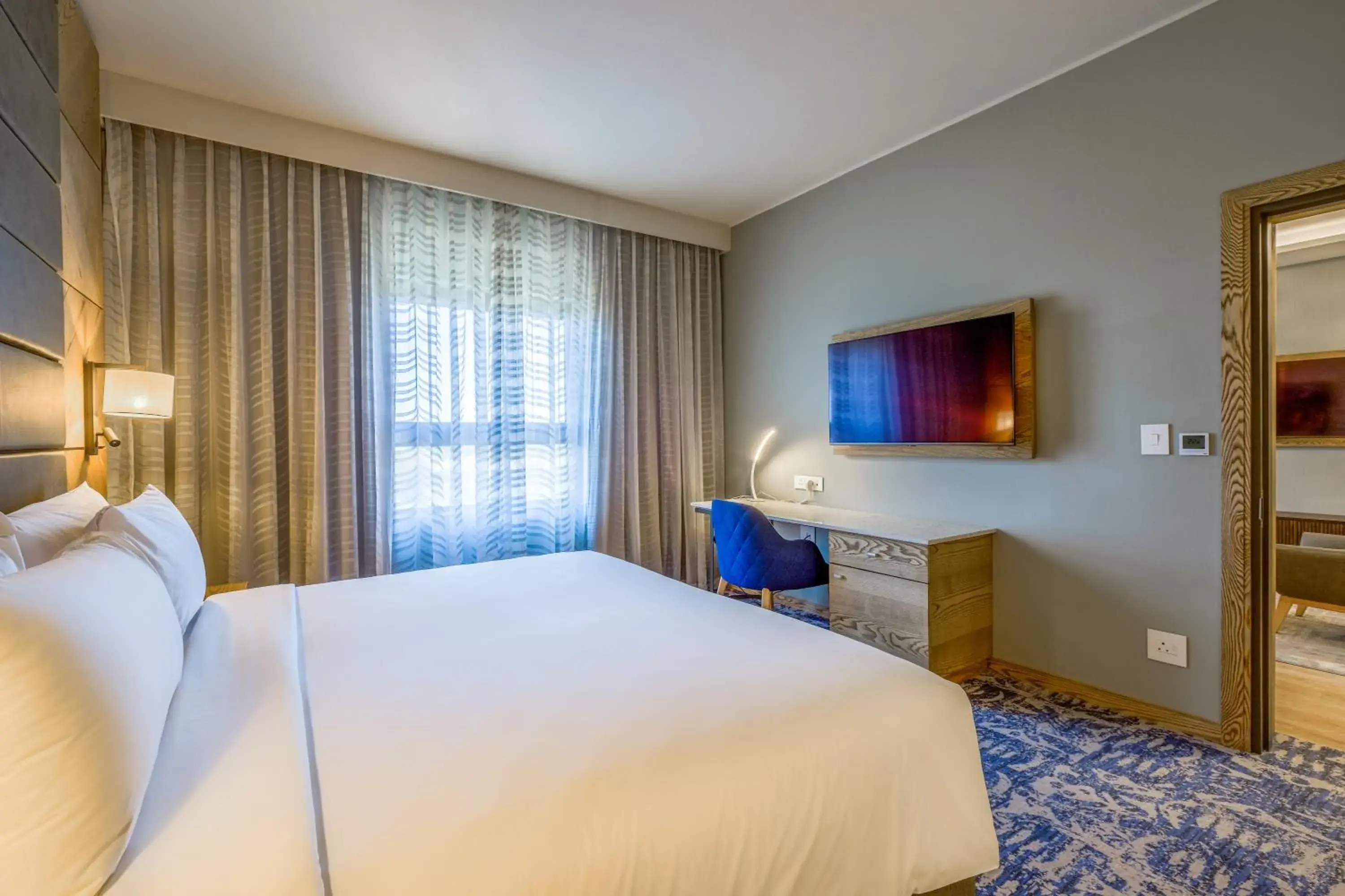 TV and multimedia, Bed in Radisson Hotel and Convention Centre OR Tambo Airport TV and multimedia, Bed in Radisson Hotel and Convention Centre OR Tambo Airport
