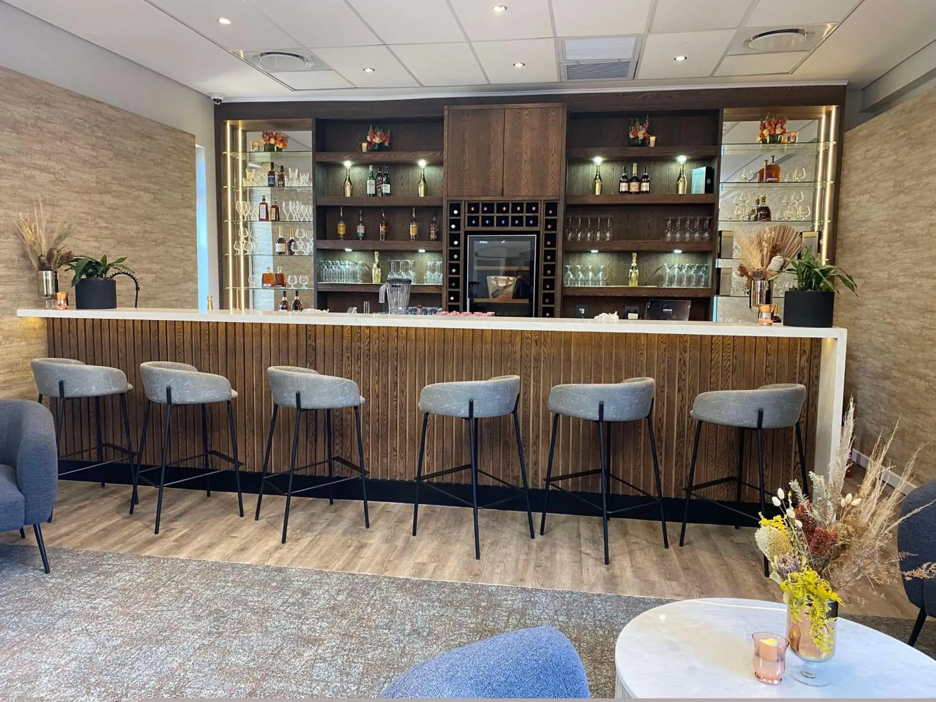 Lounge or bar in Radisson Hotel and Convention Centre OR Tambo Airport Lounge or bar in Radisson Hotel and Convention Centre OR Tambo Airport