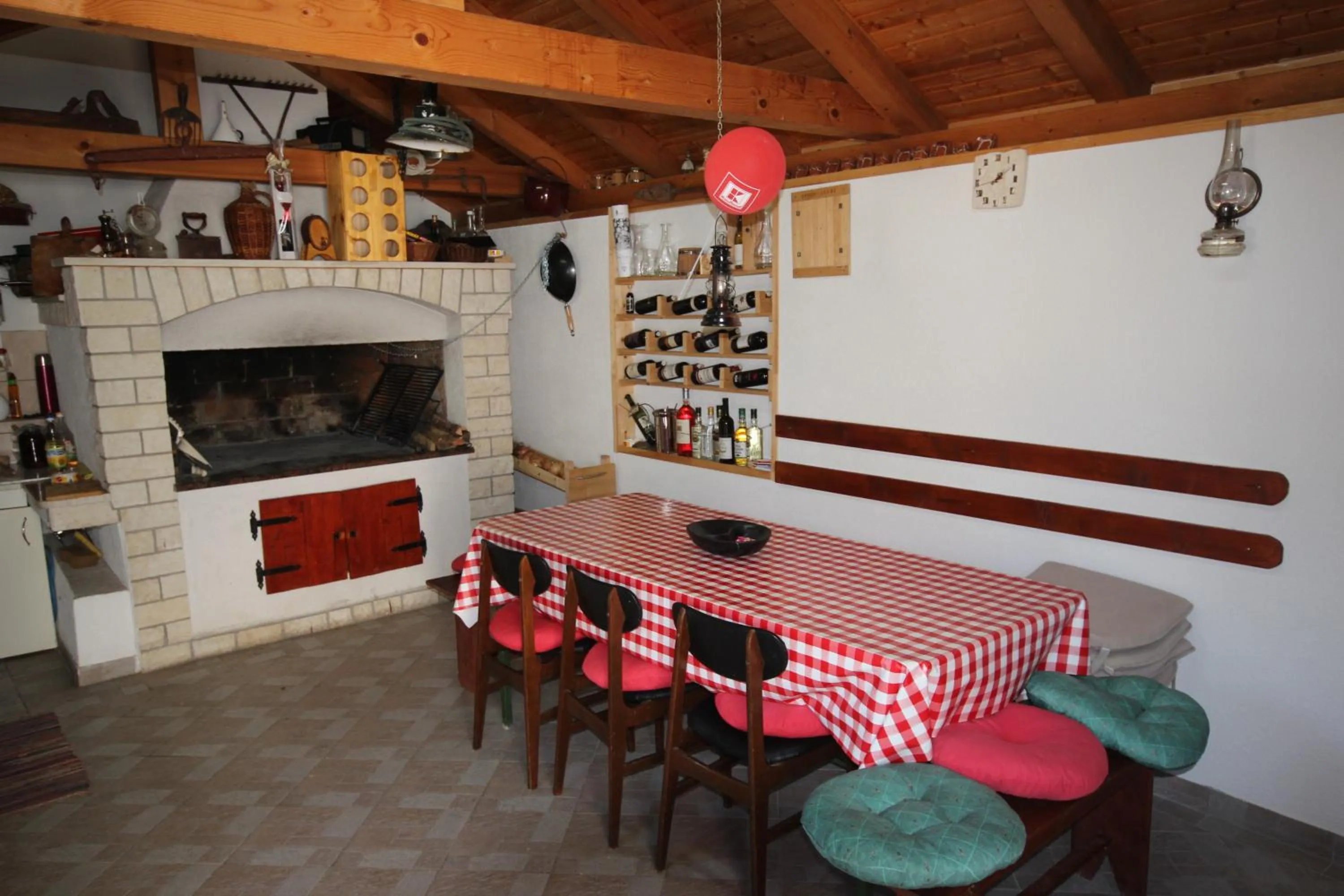 Dining area in Cosy apartment 5min to beach Mirela Borik