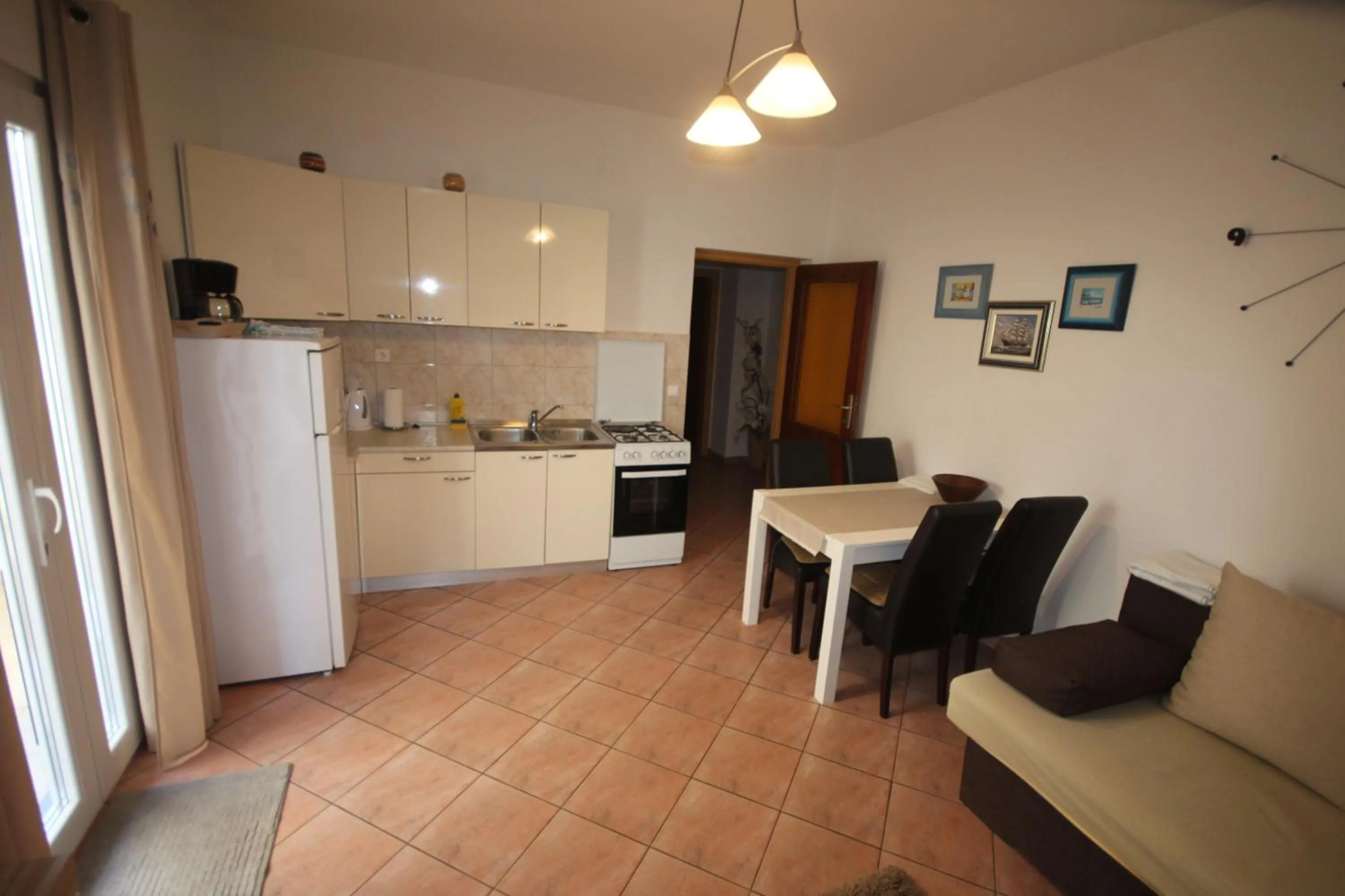 Dining area in Cosy apartment 5min to beach Mirela Borik