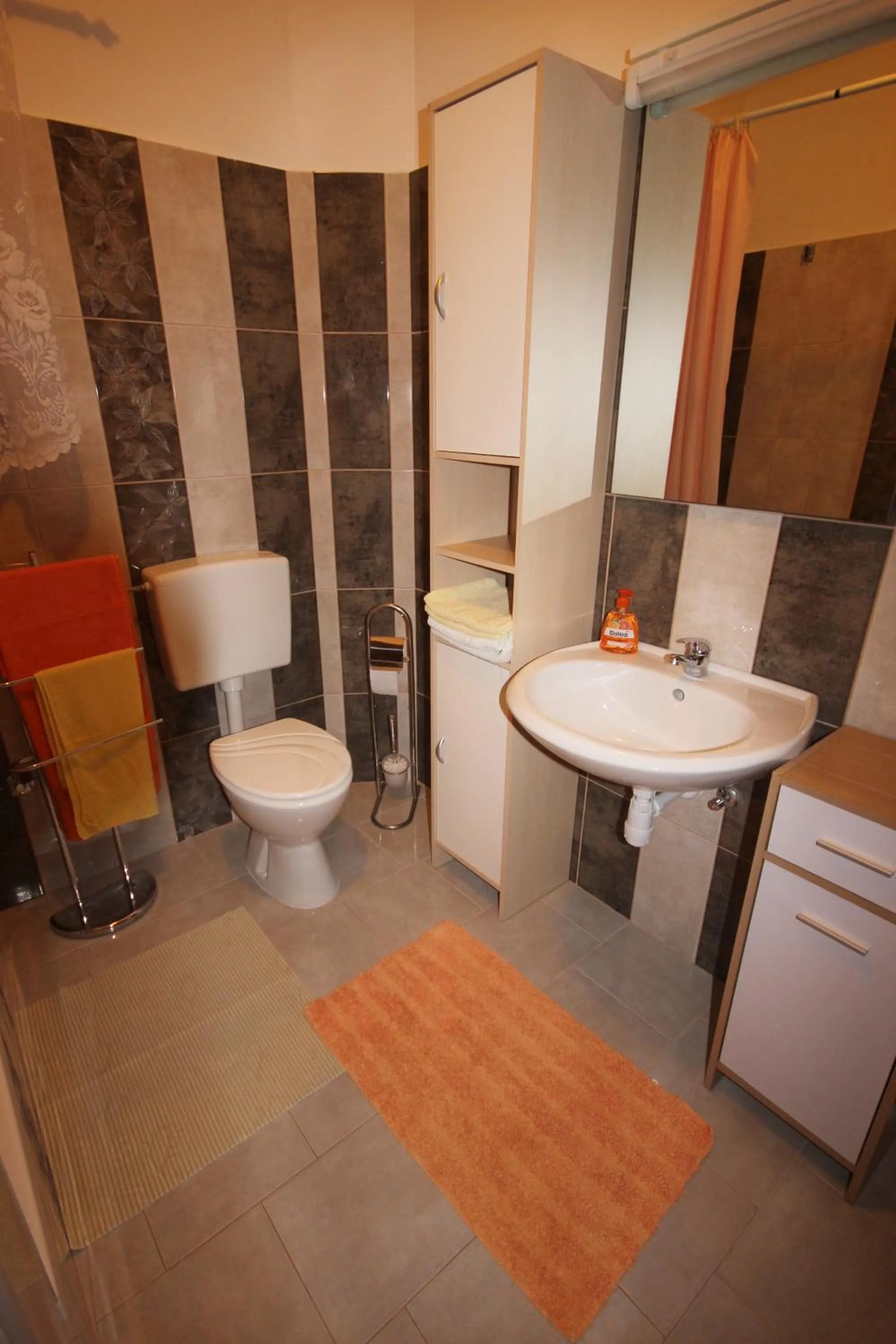 Bathroom in Cosy apartment 5min to beach Mirela Borik