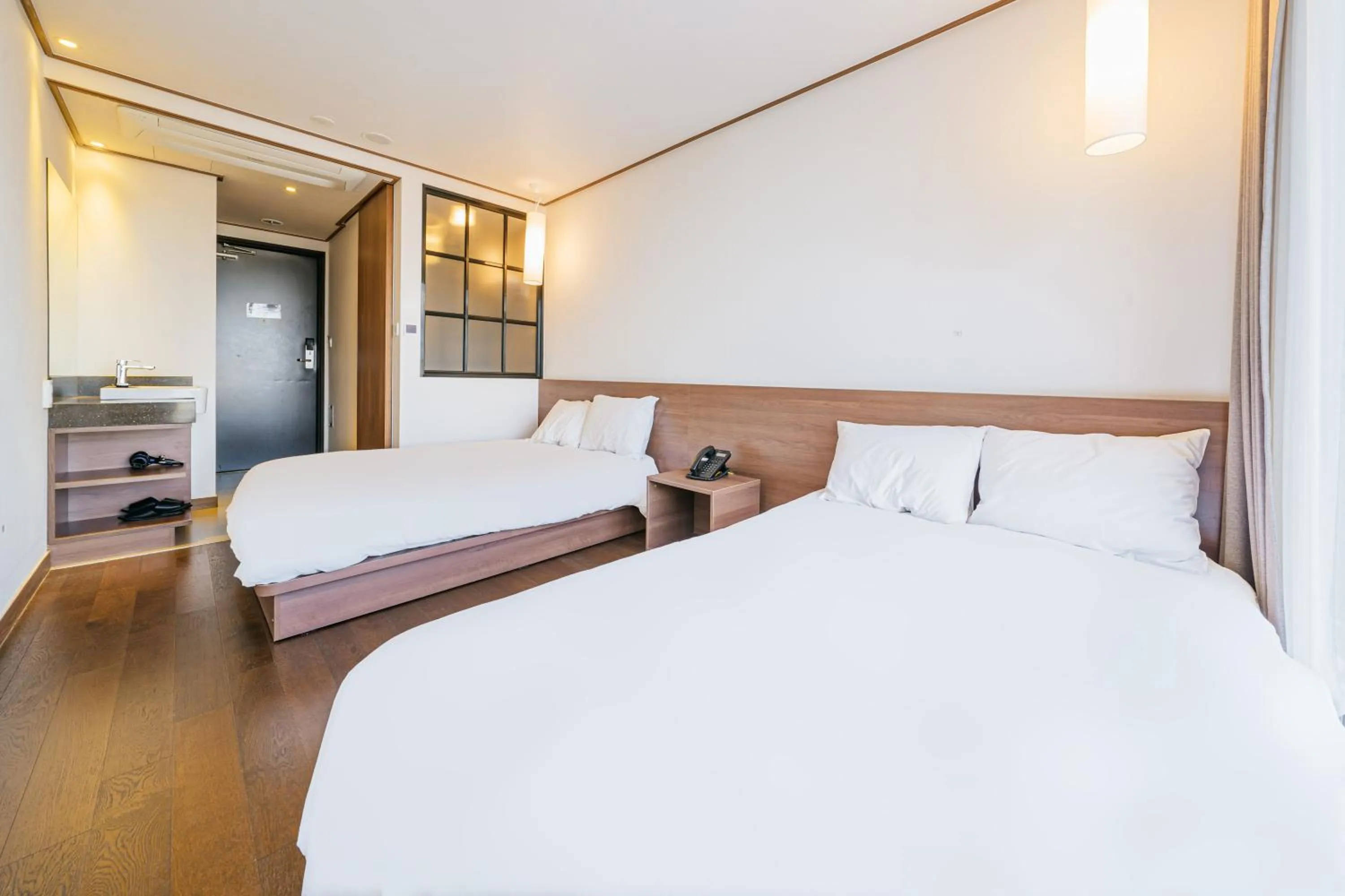 Photo of the whole room, Bed in Tamara Jeju hotel