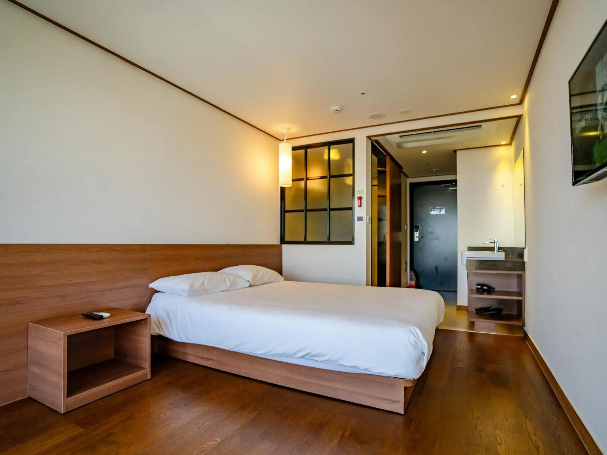 Bedroom, Bed in Tamara Jeju hotel