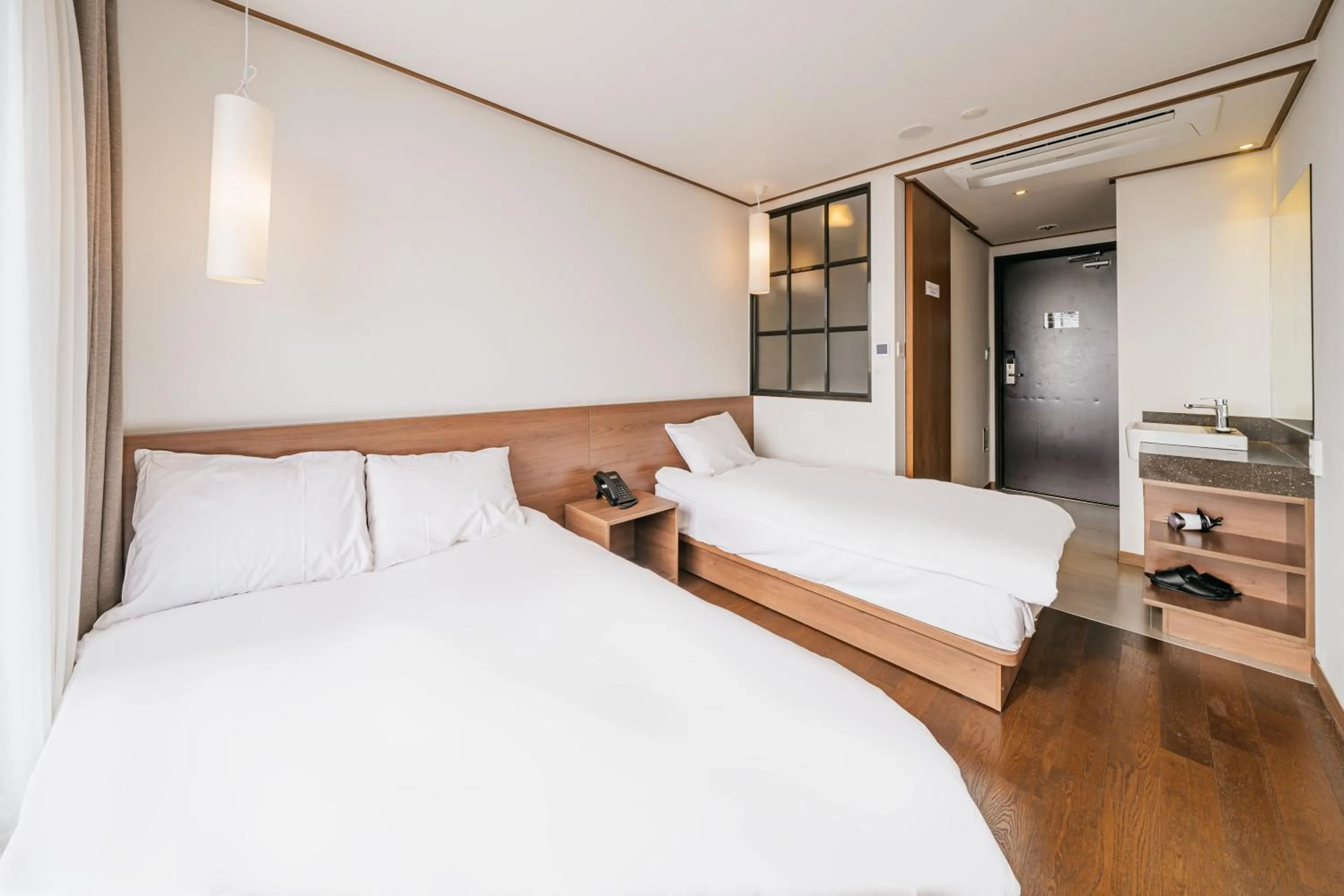 Photo of the whole room, Bed in Tamara Jeju hotel