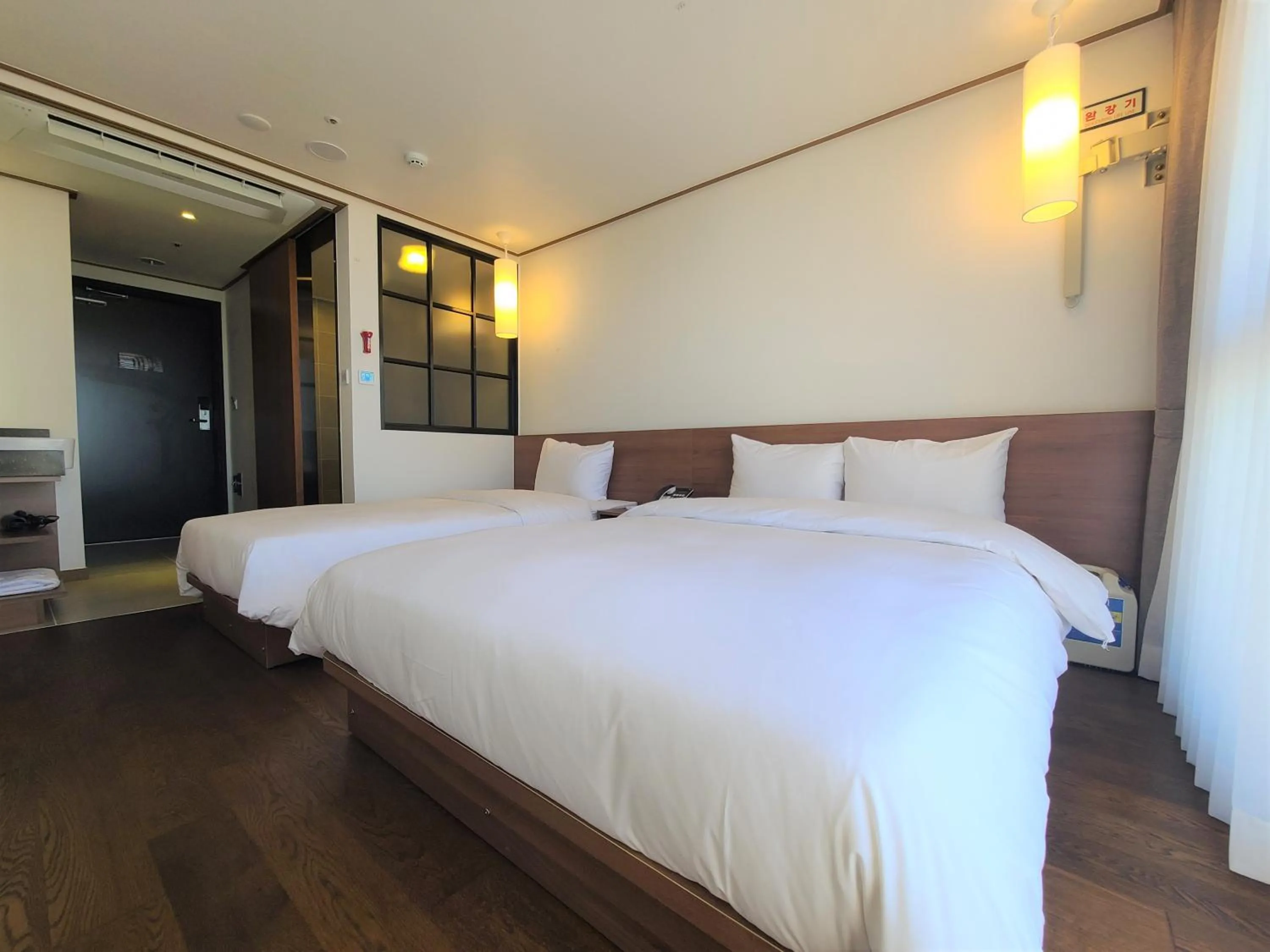 Photo of the whole room, Bed in Tamara Jeju hotel