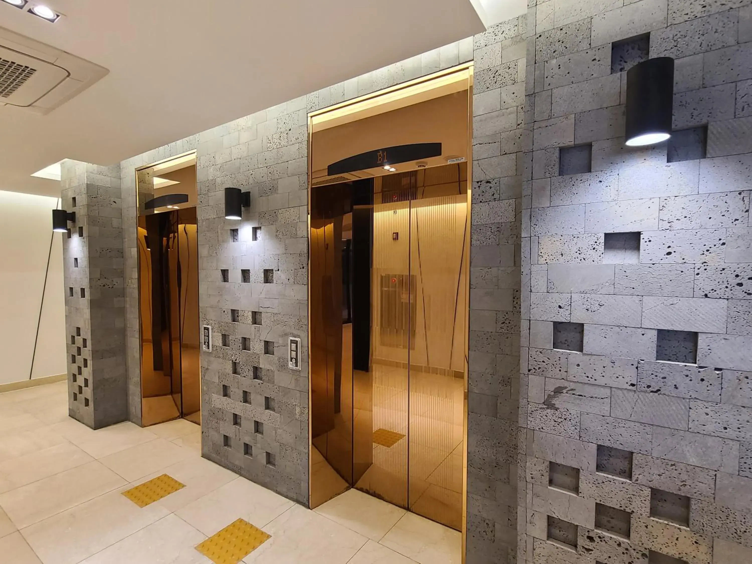 Property building in Tamara Jeju hotel Property building in Tamara Jeju hotel