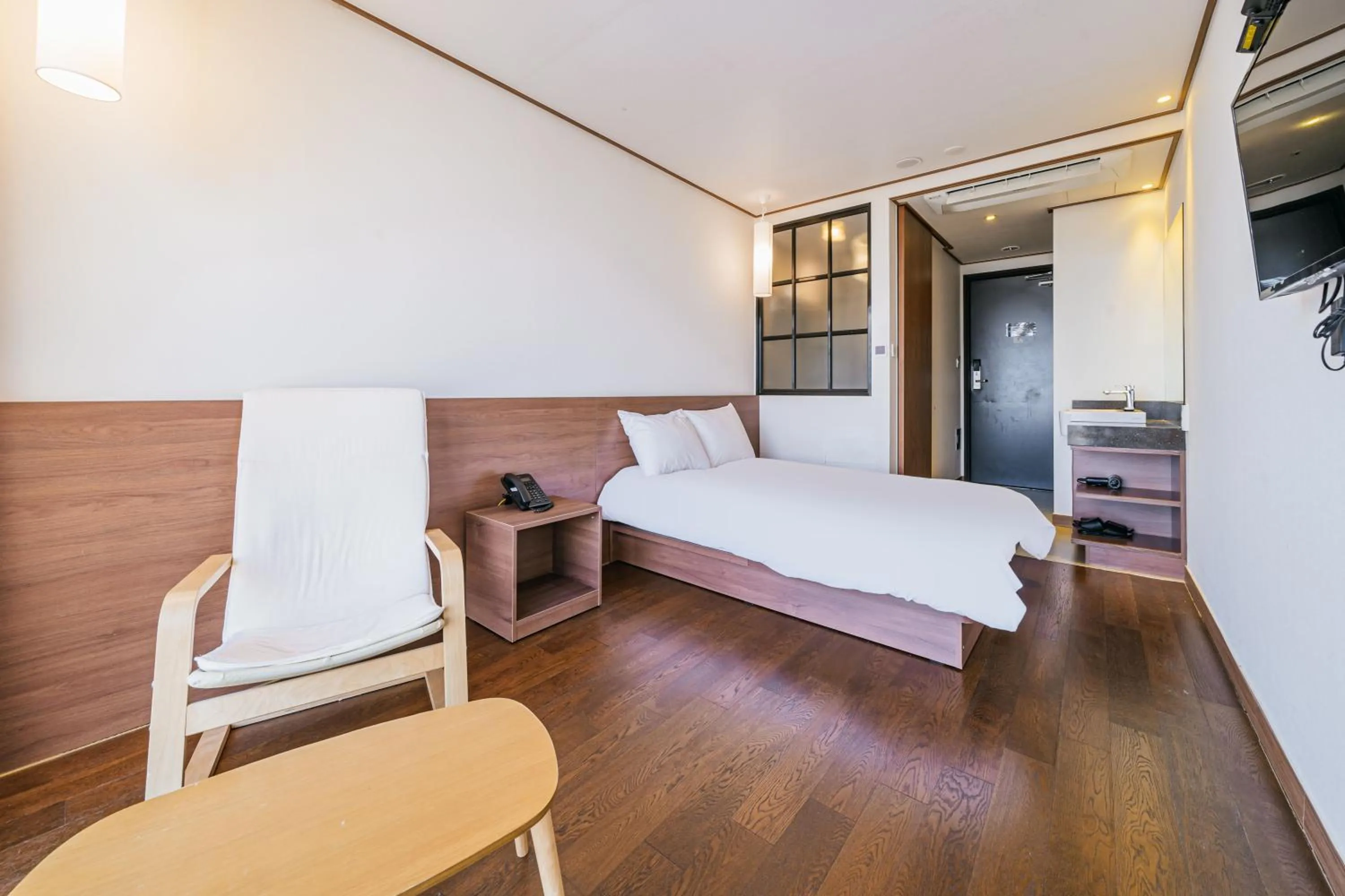 Property building, Bed in Tamara Jeju hotel