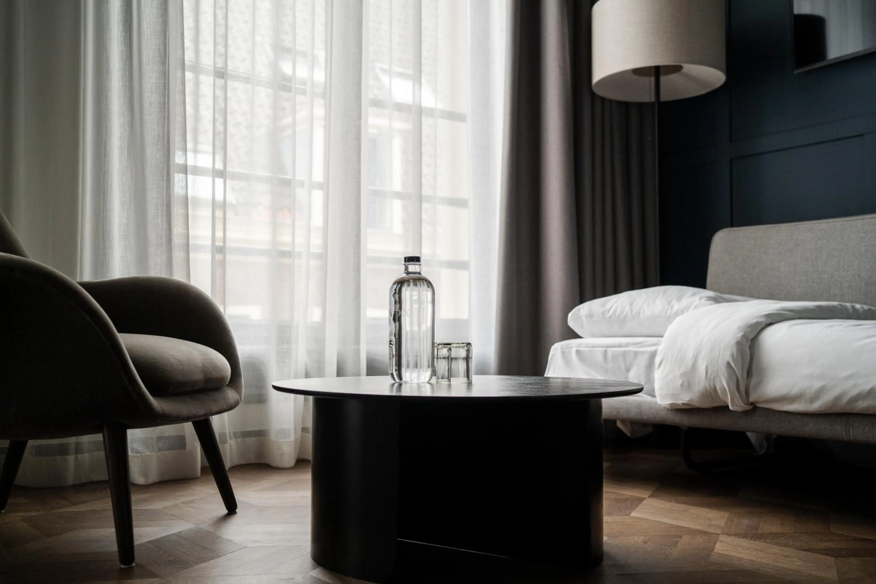 Seating area, Bed in The Nox Hotel