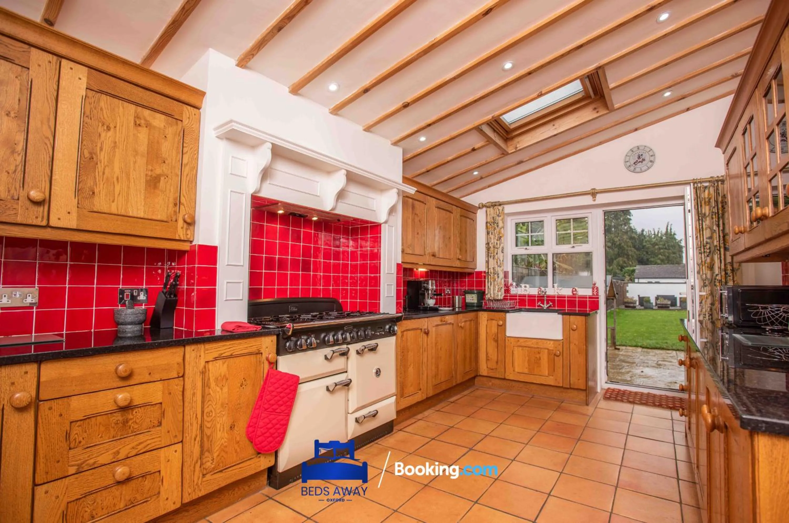 Tolkien View House in Oxford By Beds Away Short Lets & Serviced Accommodation With Outdoor Fireplace & Free Private Parking