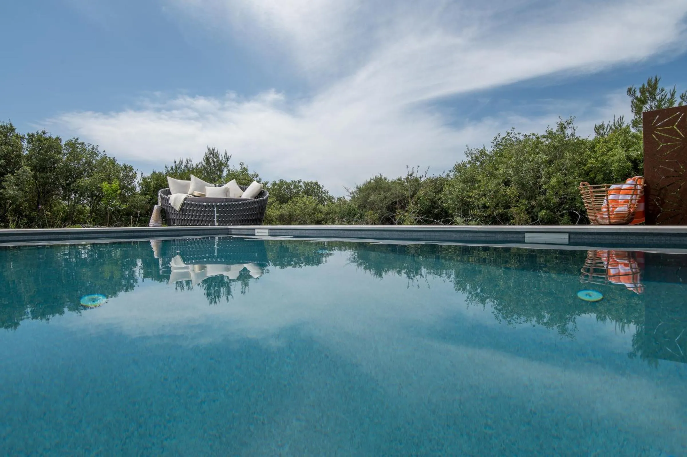 Pool view in Alonella