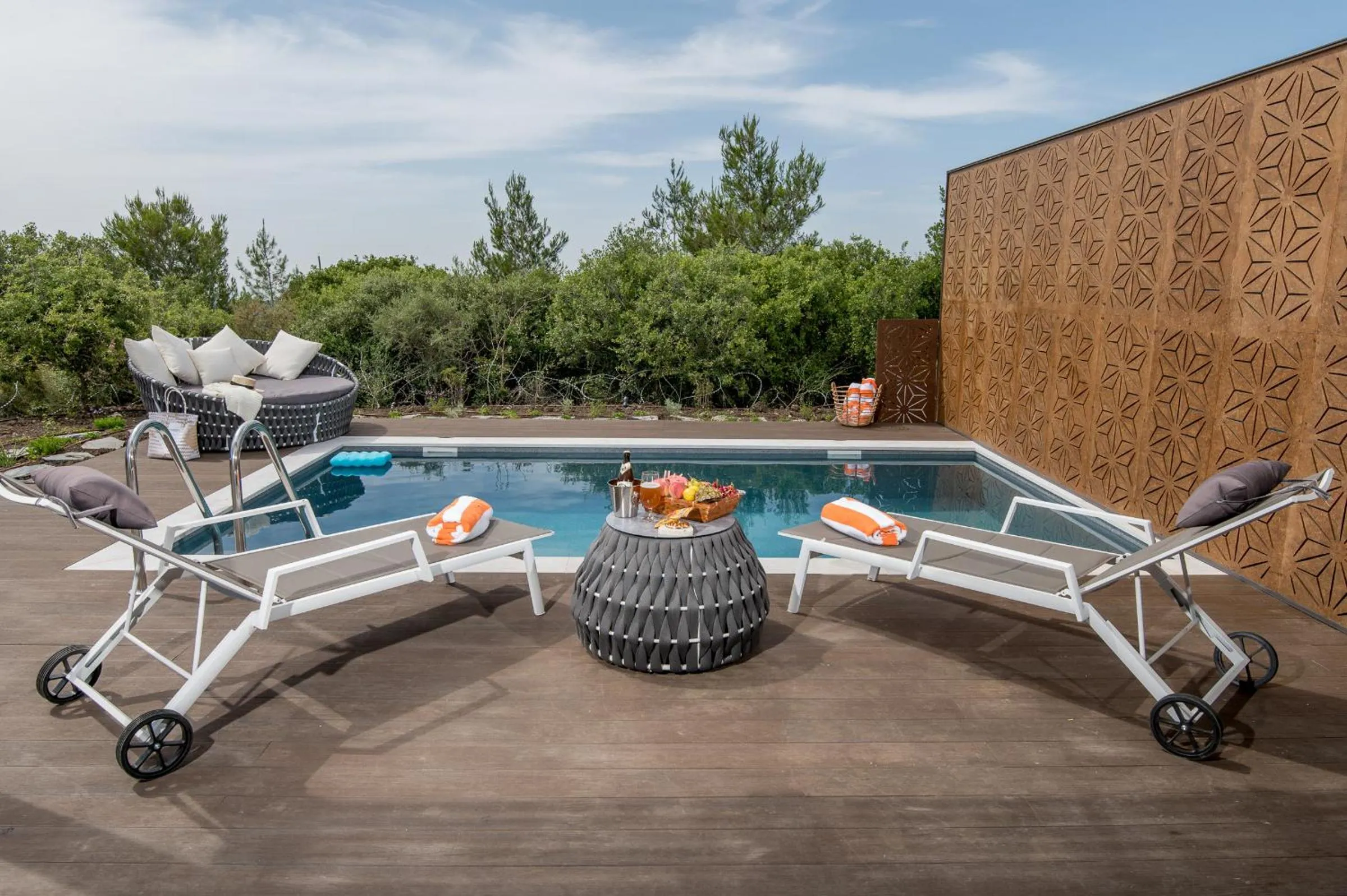 Property building in Alonella