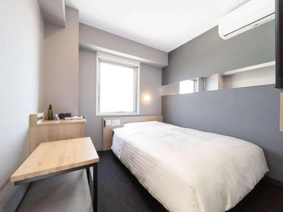 Bed in Super Hotel Tokyo Akabane Eki Minamiguchi Bed in Super Hotel Tokyo Akabane Eki Minamiguchi