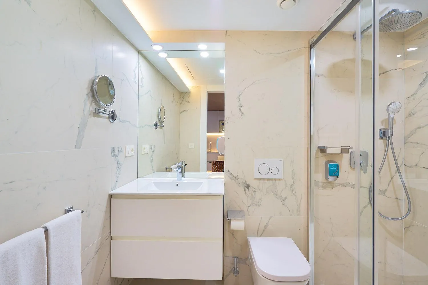 Shower in Tandem Torres de Cádiz Suites