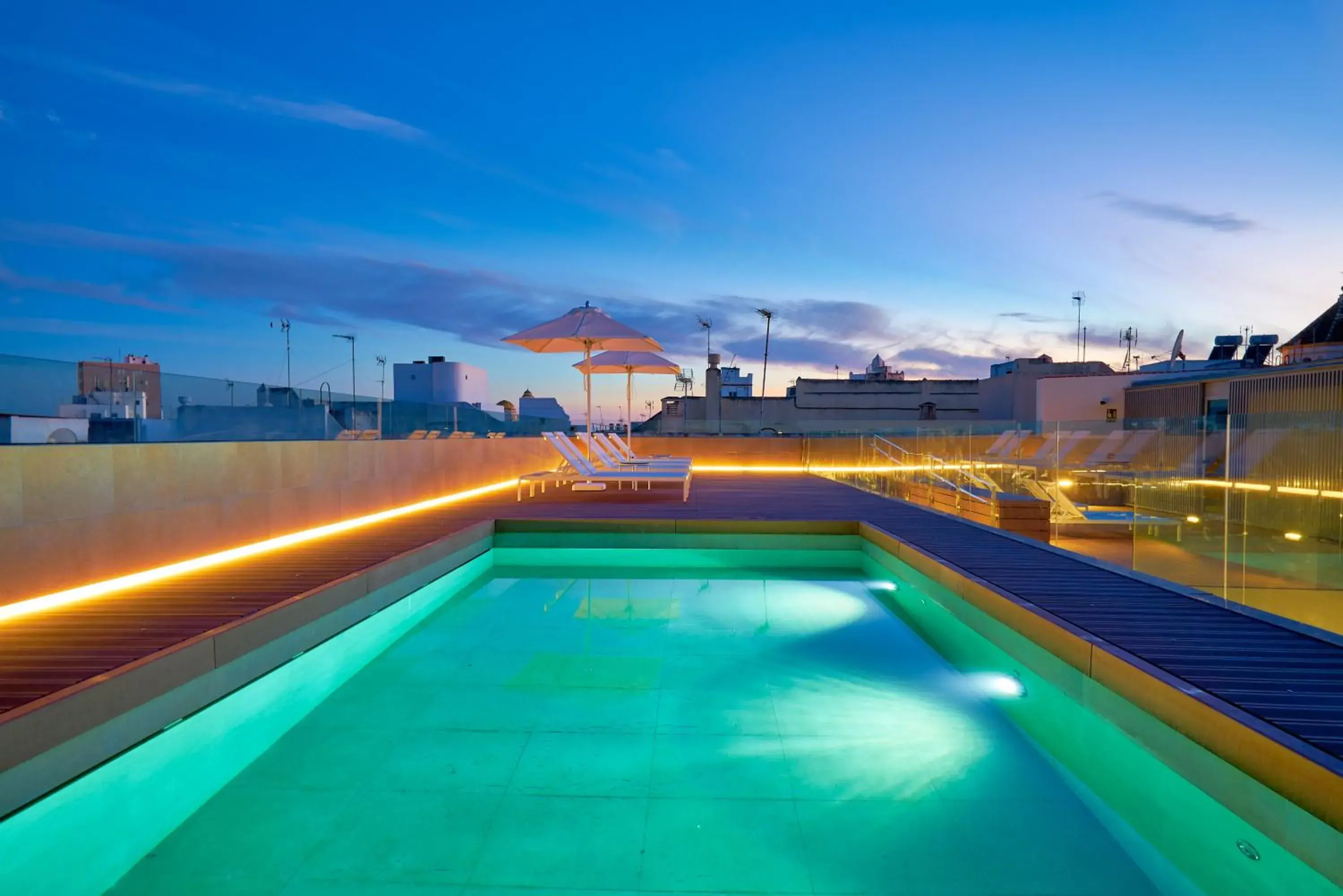 Swimming pool in Tandem Torres de Cádiz Suites Swimming pool in Tandem Torres de Cádiz Suites