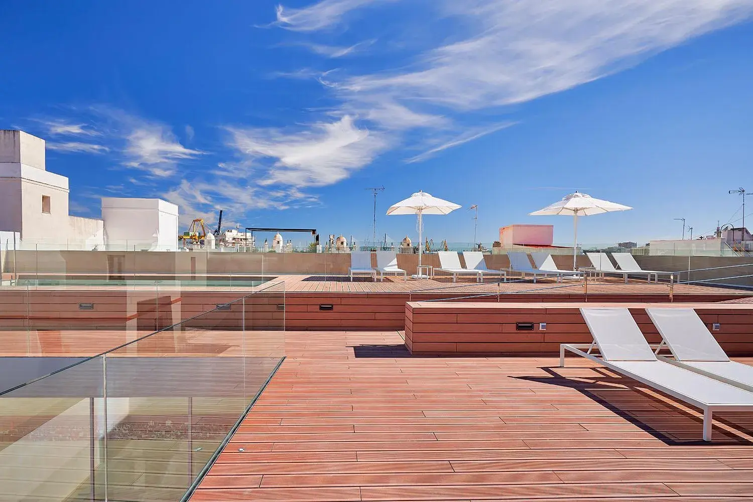 Swimming pool in Tandem Torres de Cádiz Suites Swimming pool in Tandem Torres de Cádiz Suites