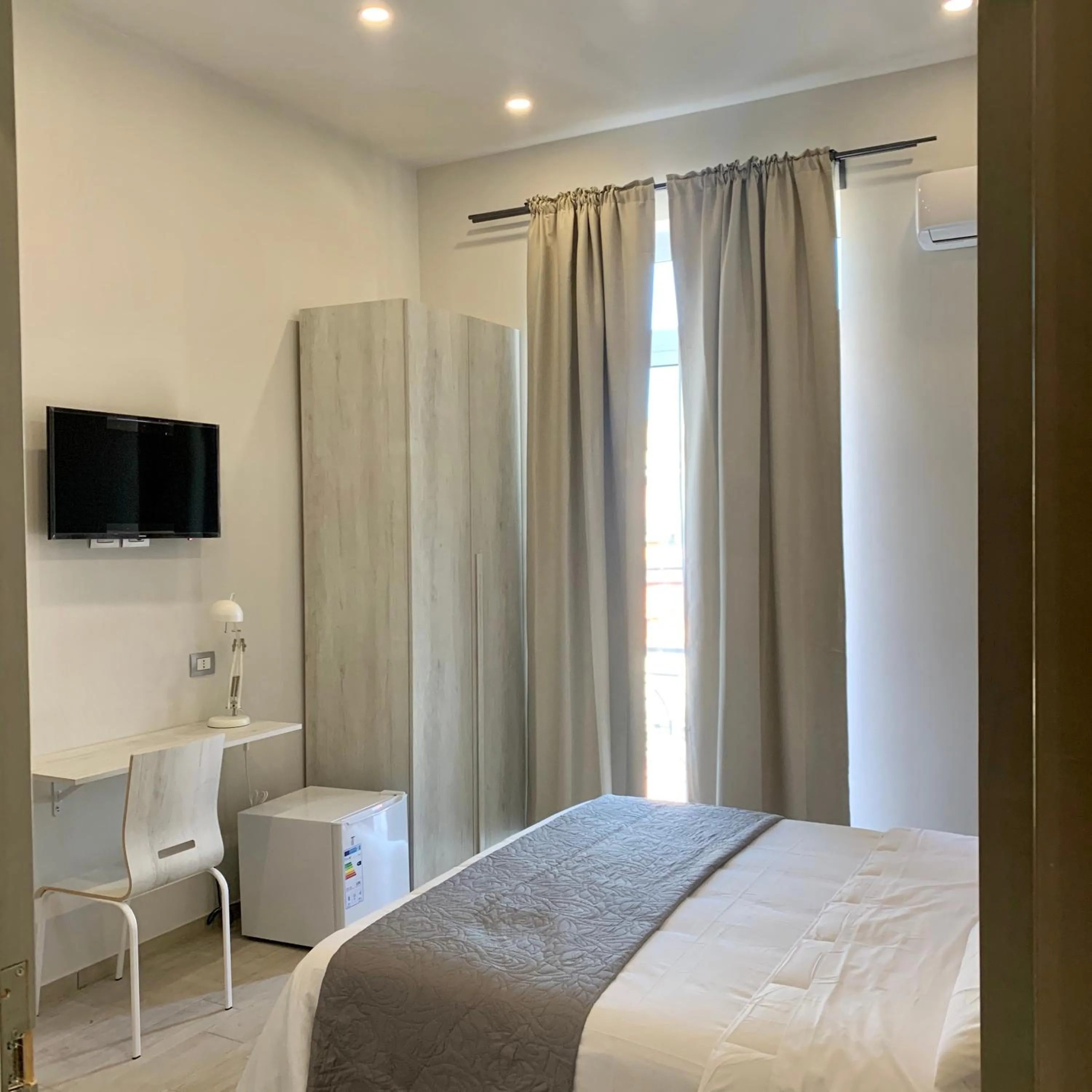 Bed in Naptown Rooms