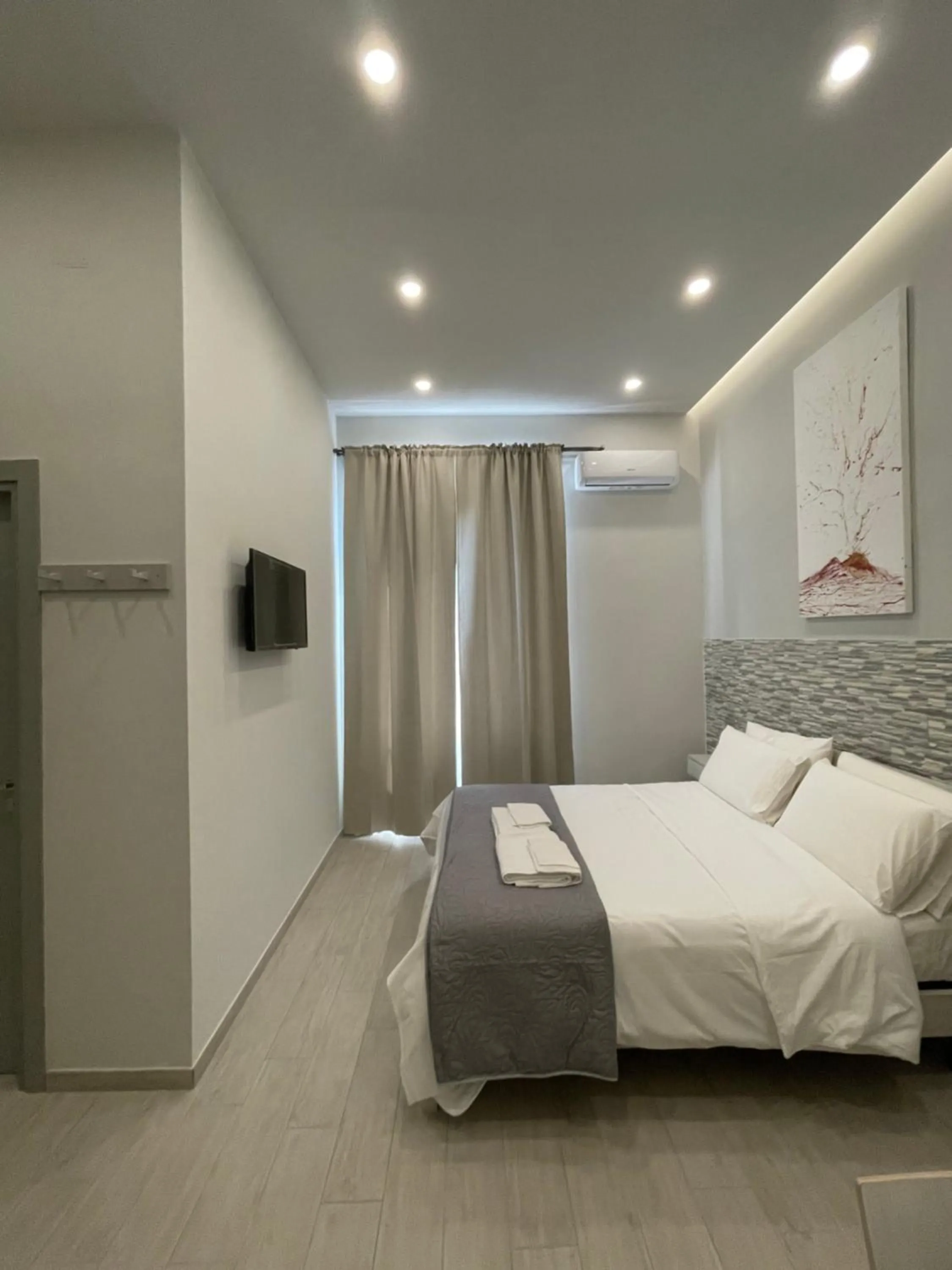 Bed in Naptown Rooms