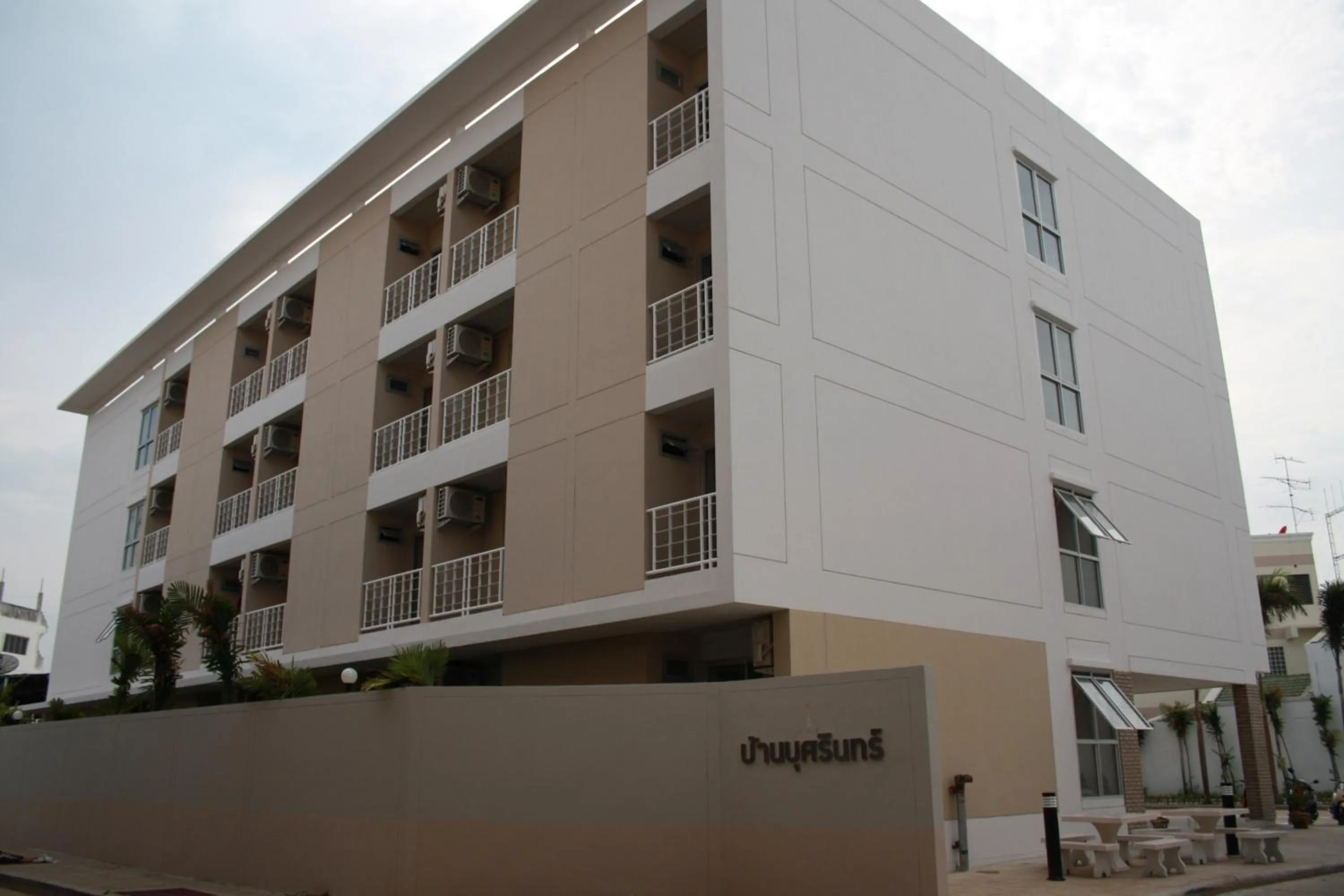 Facade/entrance in Baanbudsarin Apartment