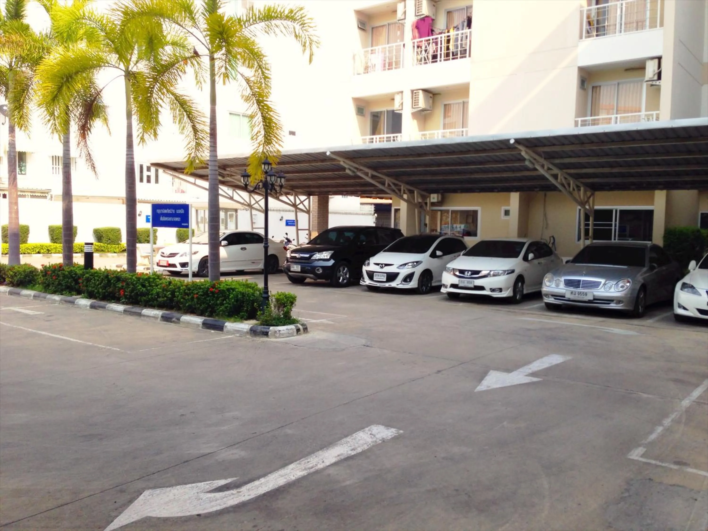 Facade/entrance in Baanbudsarin Apartment