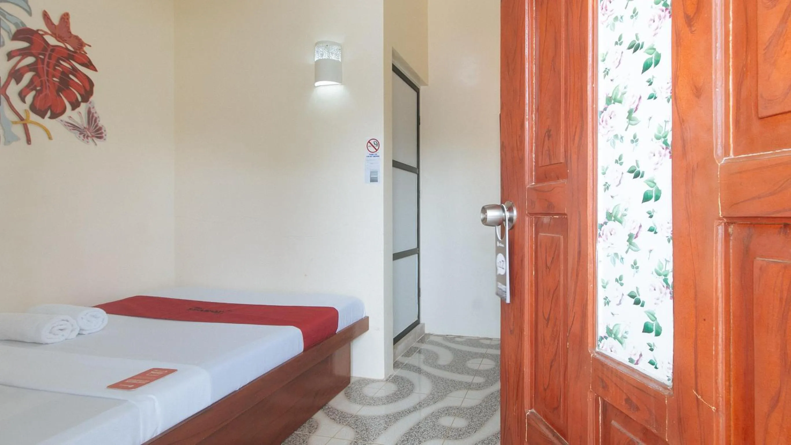 Bed in RedDoorz at Queens Hometel