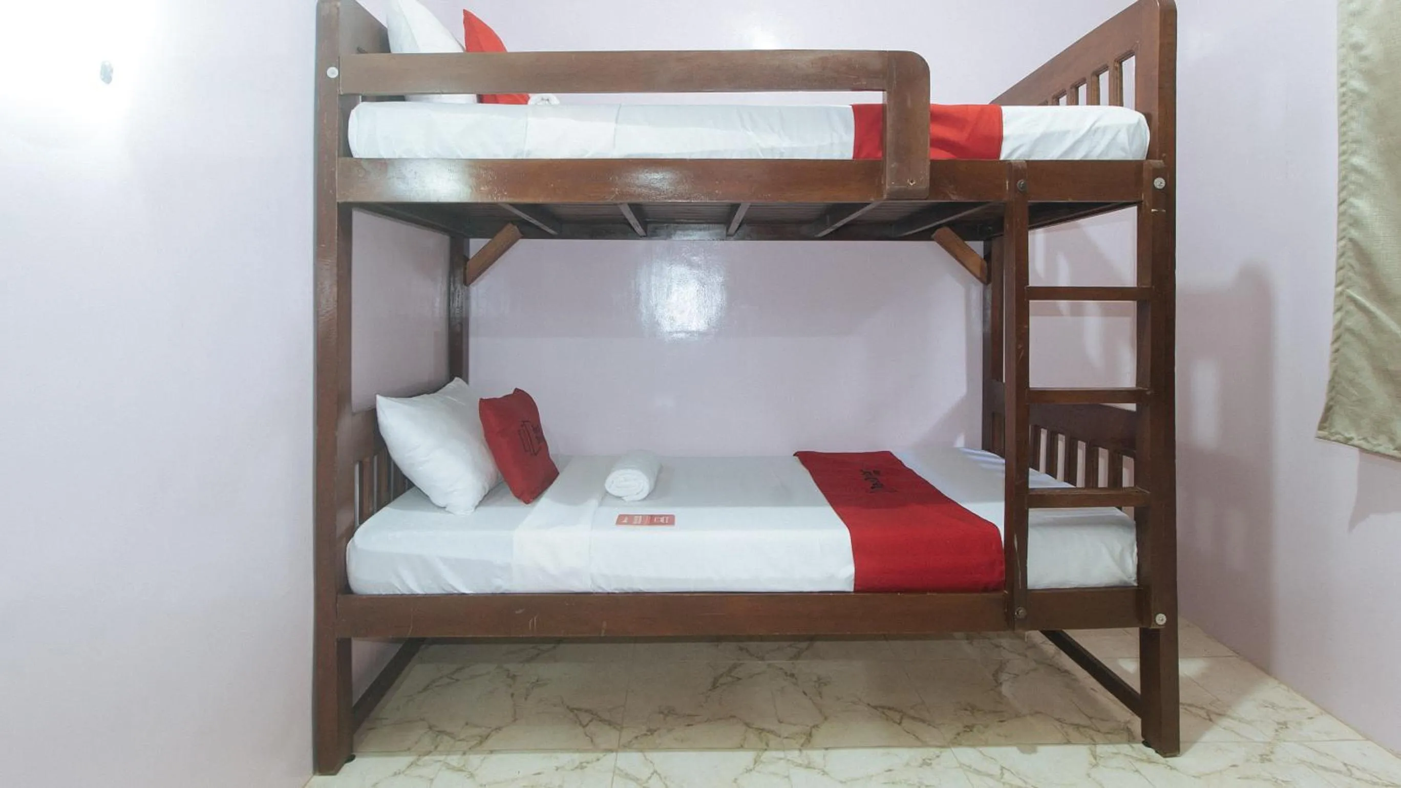 Bedroom, Bed in RedDoorz at Queens Hometel