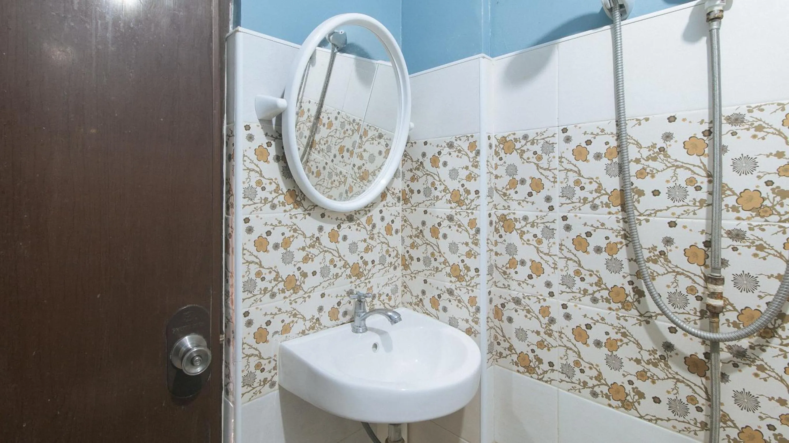 Bathroom in RedDoorz at Queens Hometel