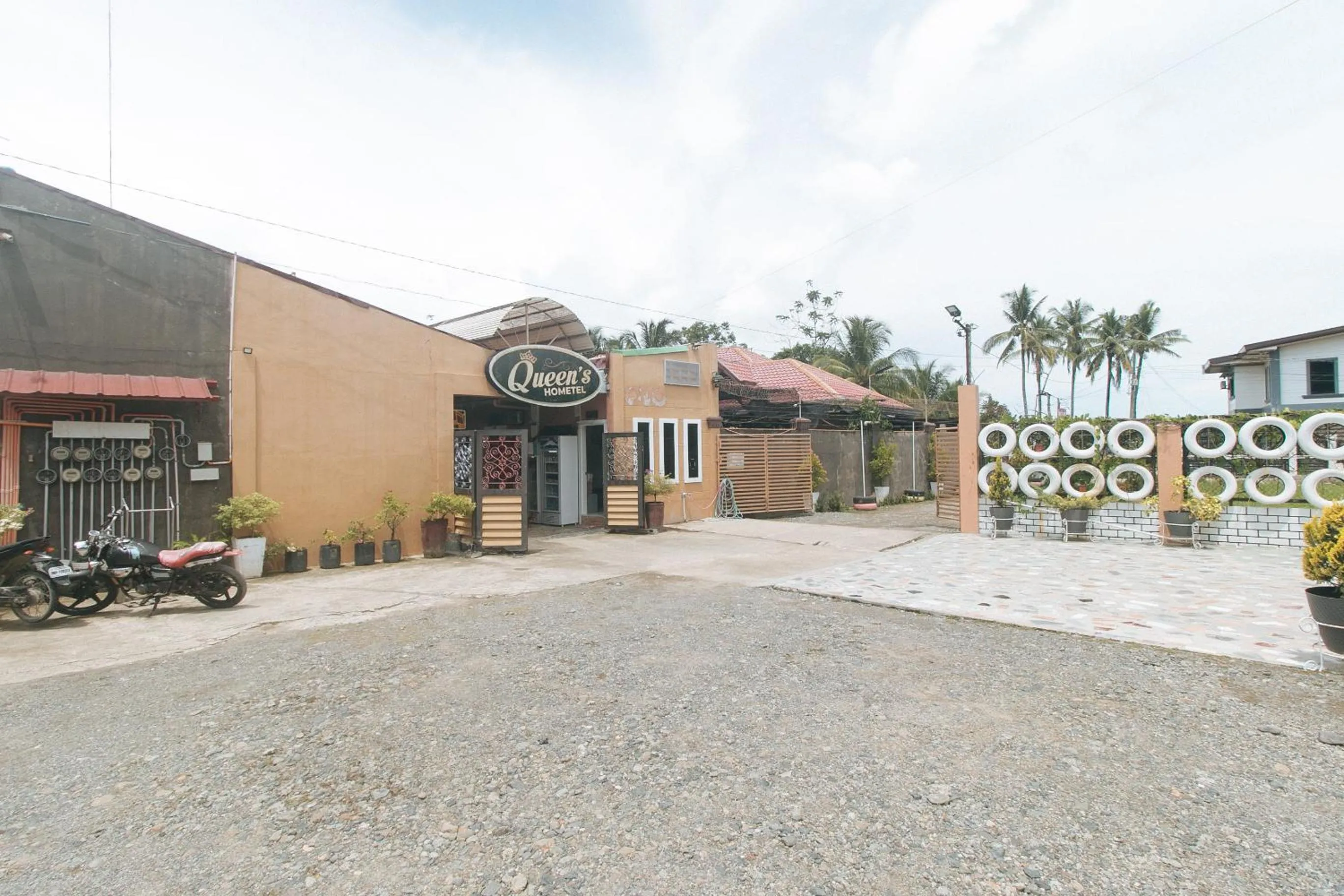 Property building in RedDoorz at Queens Hometel