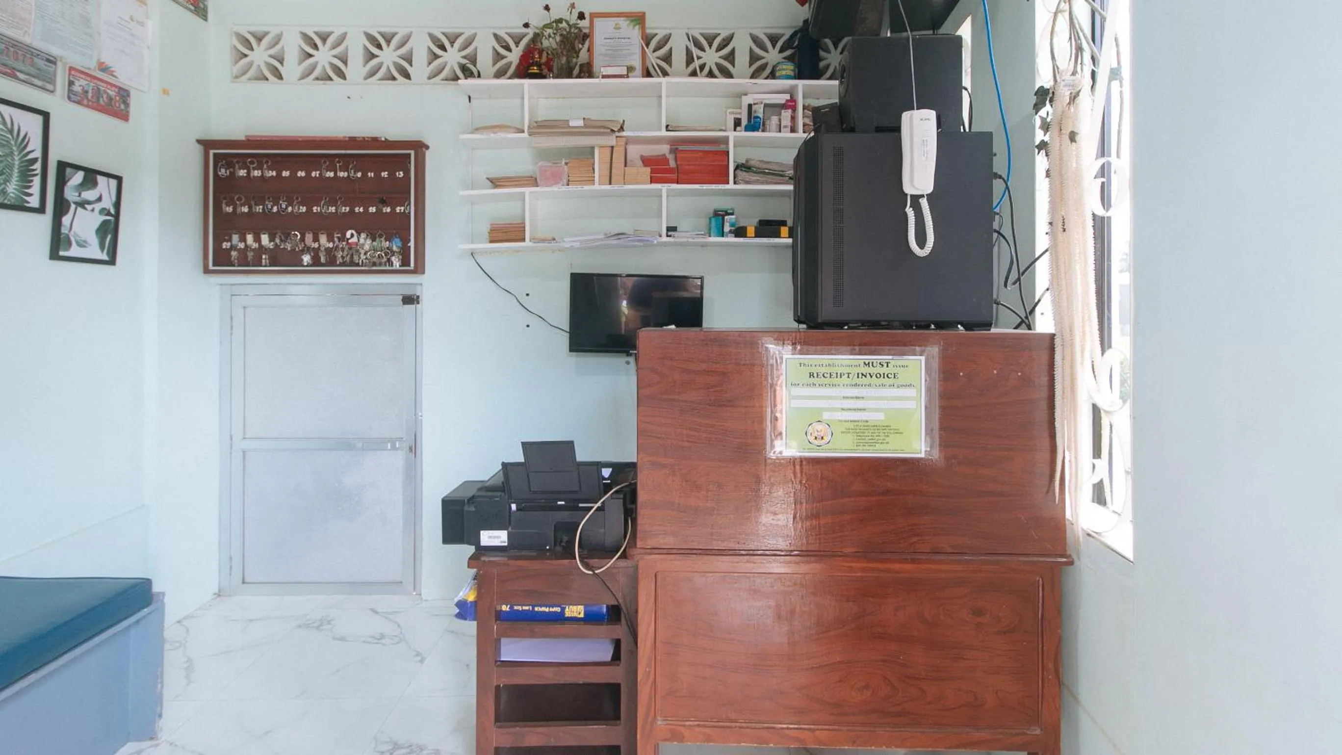 Lobby or reception in RedDoorz at Queens Hometel