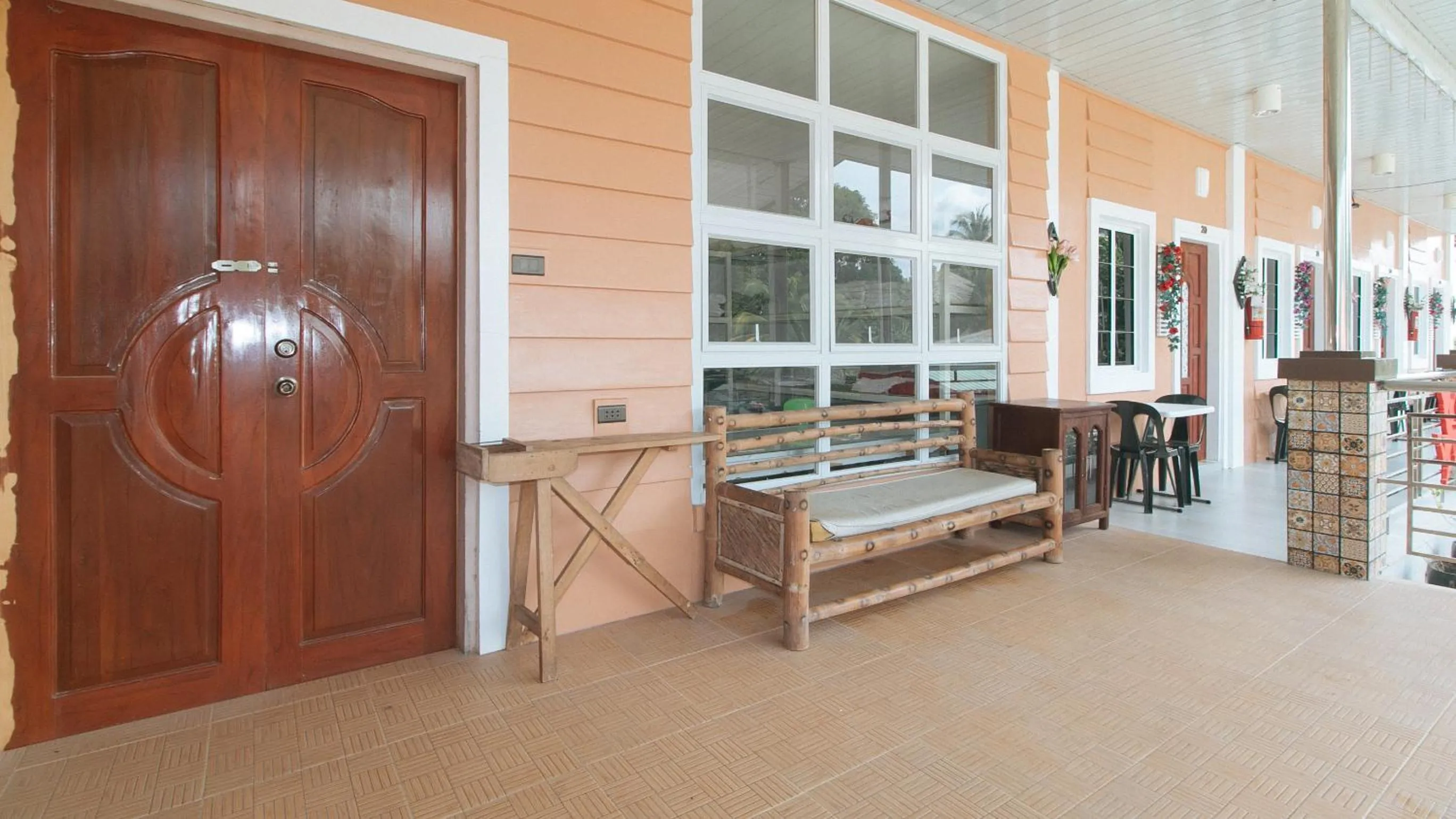 Seating area in RedDoorz at Queens Hometel