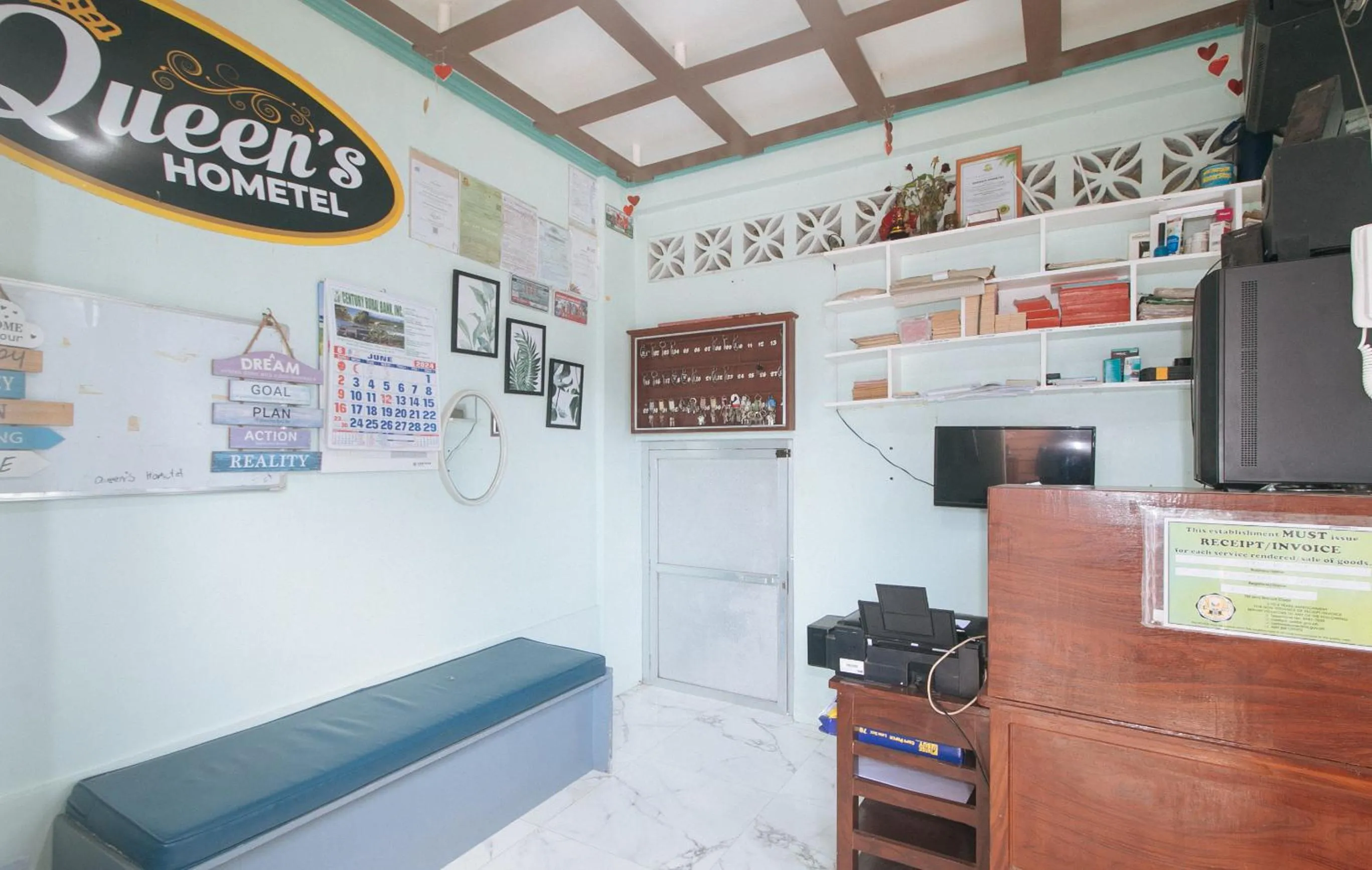 Lobby or reception in RedDoorz at Queens Hometel