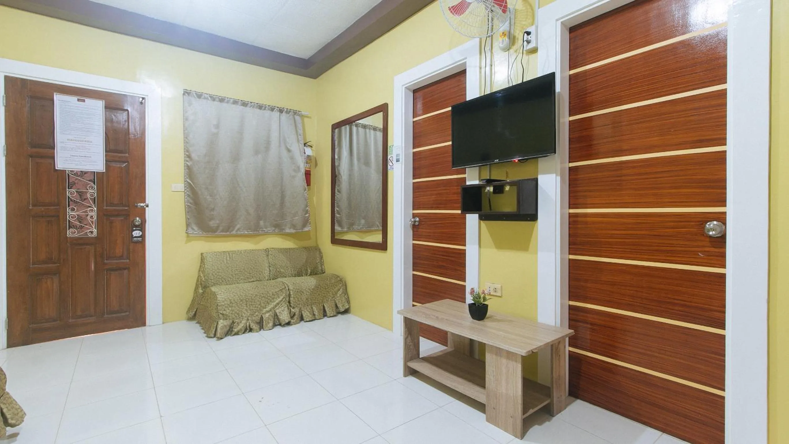 TV and multimedia in RedDoorz at Queens Hometel