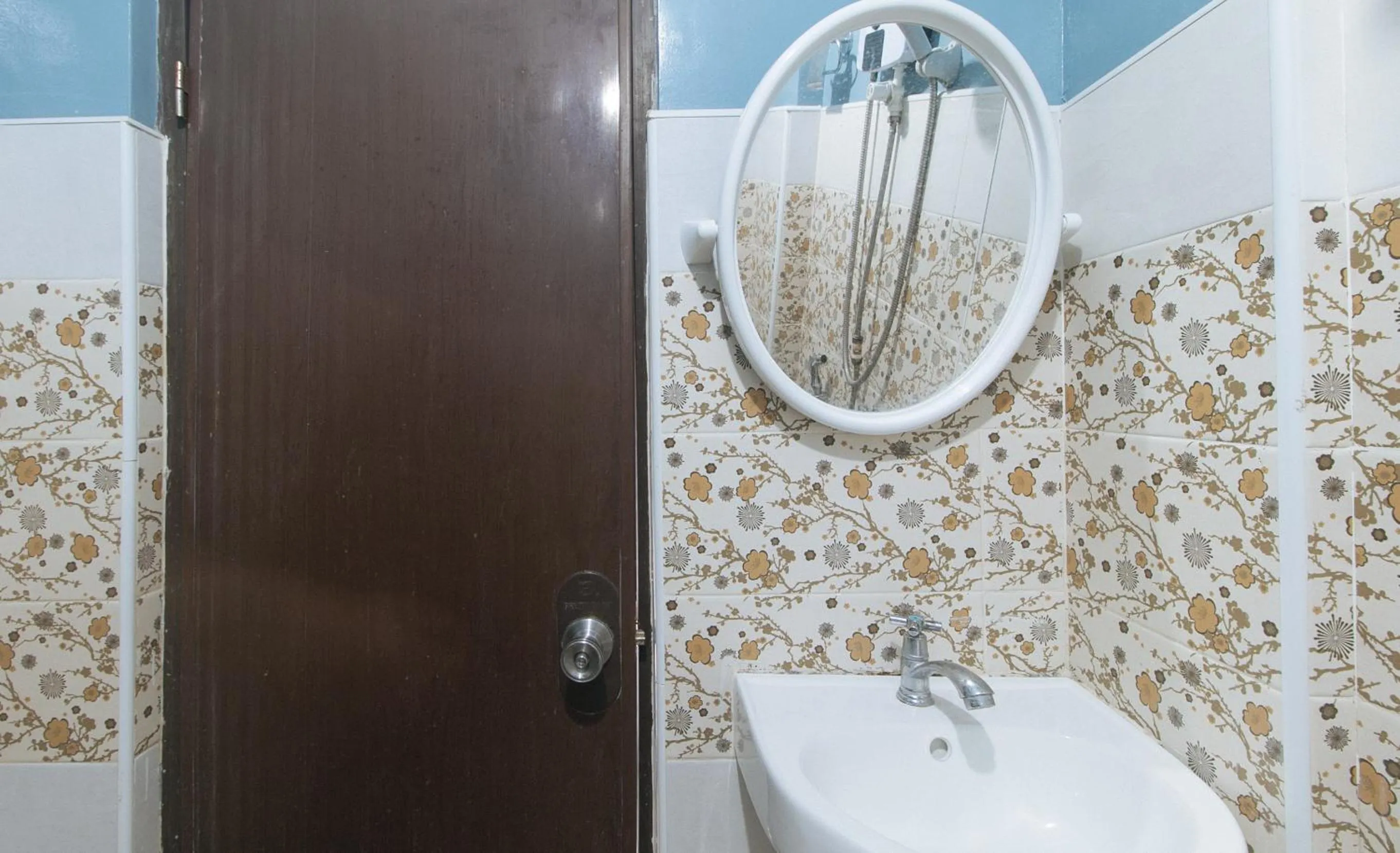 Bathroom in RedDoorz at Queens Hometel