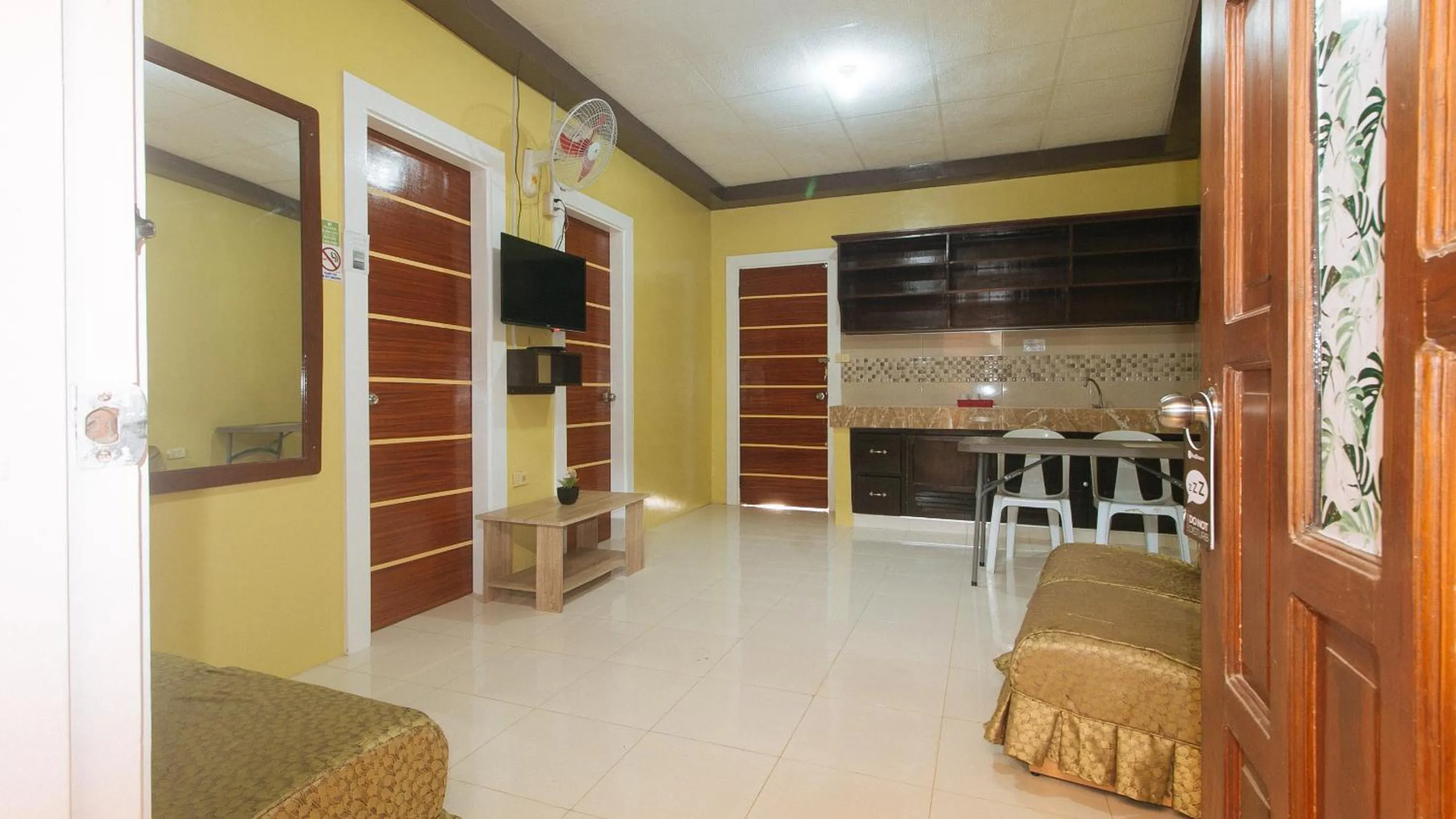 TV and multimedia in RedDoorz at Queens Hometel