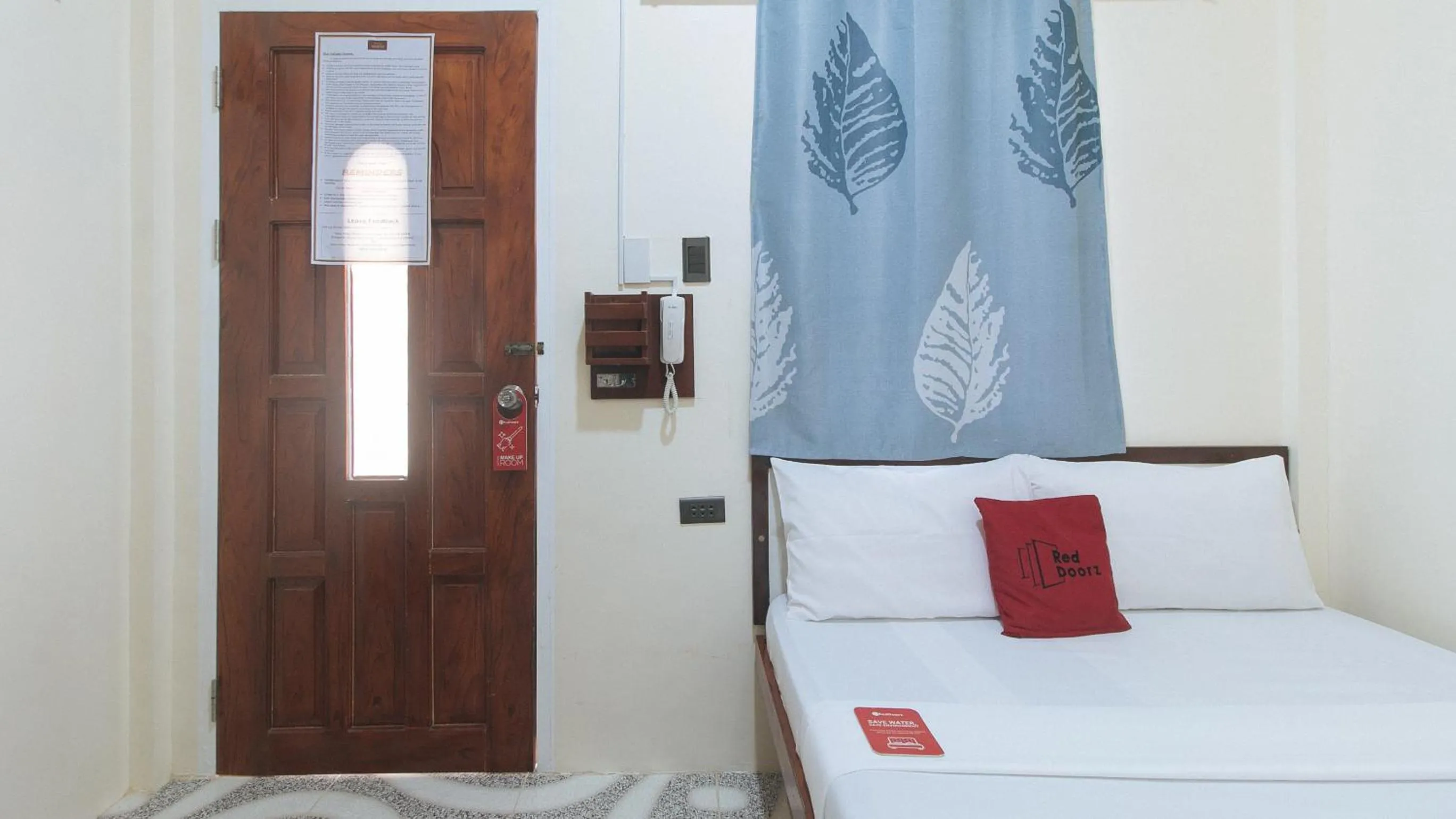 Bed in RedDoorz at Queens Hometel