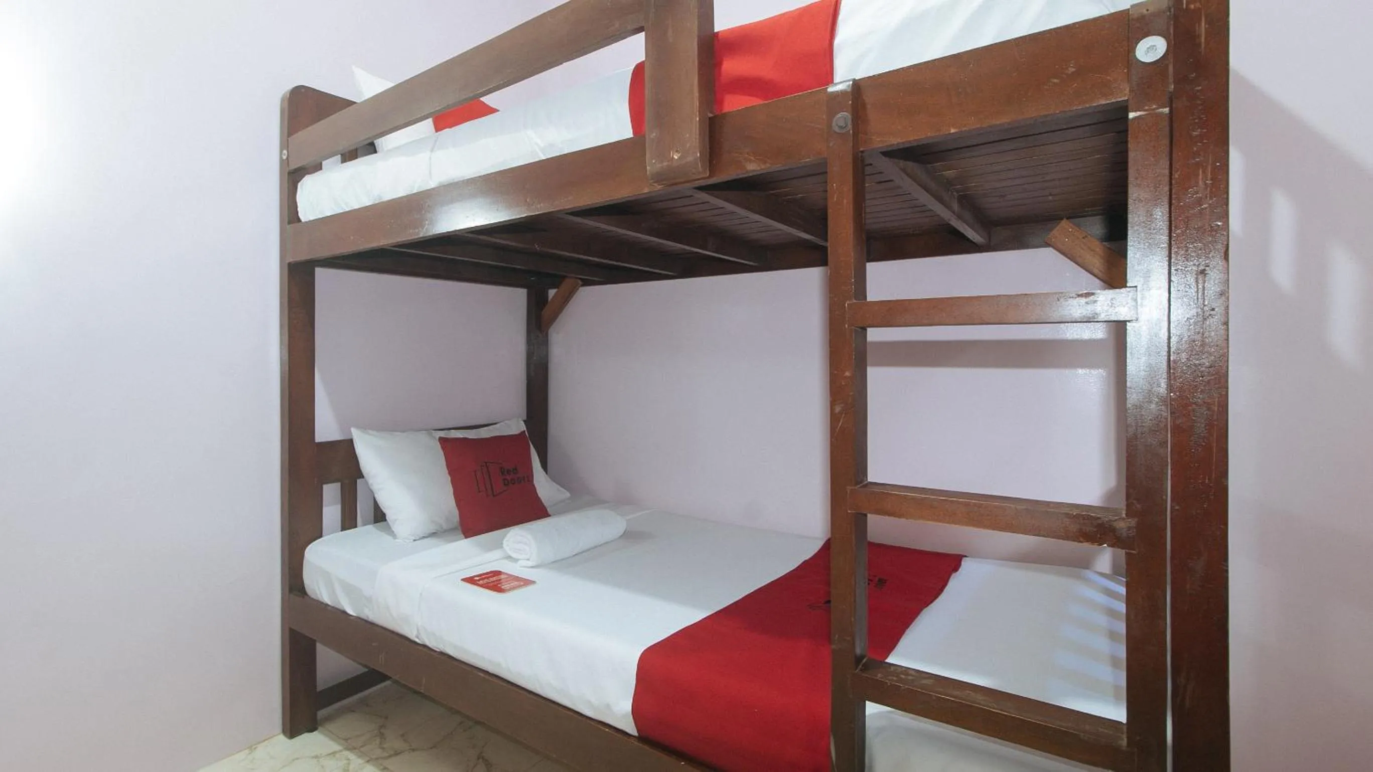 Bedroom, Bed in RedDoorz at Queens Hometel