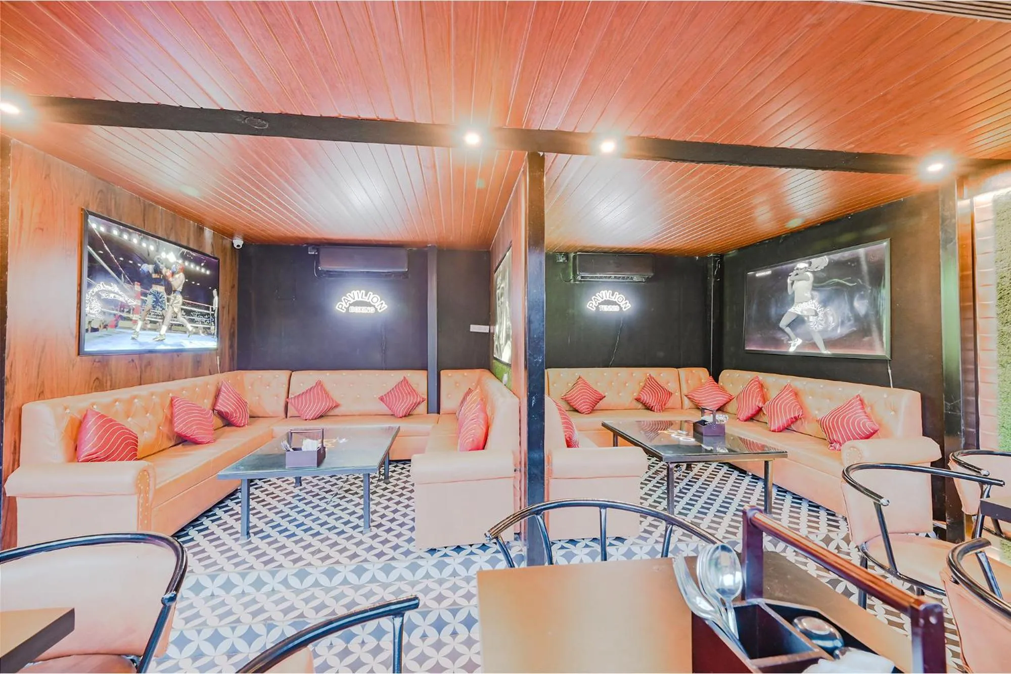 Lounge or bar in FabHotel Prime Middleton - Nr Niladri Vihar Square